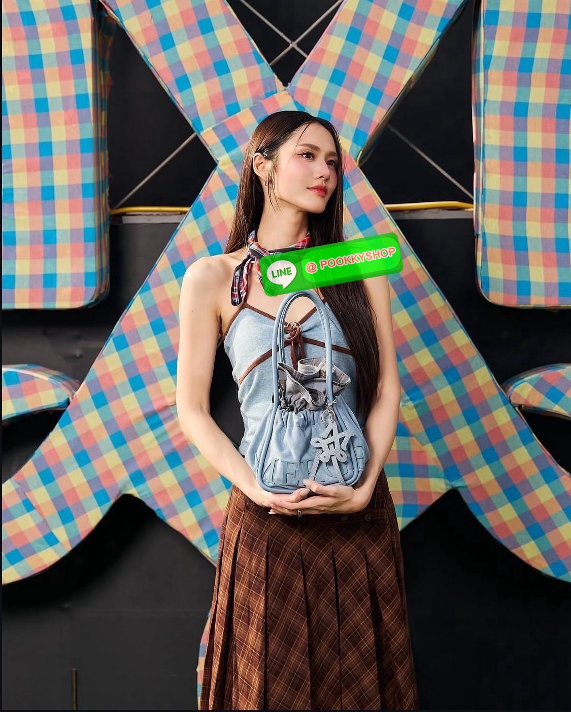 A Day Bag Mini’ in suede กระเป๋าหนังกลับเนื้อเนียน สายเกาหวานปนเท่ MERGE คอลเลกชันพิเศษ ดีไซน์เก๋พร้อมพวงกุญแจลายพิเศษ เข้าเซ็ตสุดคุ้ม!ใบเล็กสามารถ พกพาง่าย น้ำหนักเบา กระเป๋าหูรูดด้านใน ผลิตจากผ้าลายสก็อต ตัวกระเป๋ามี Snap ด้านข้าง ที่สามารถพับปีกกระเป๋า