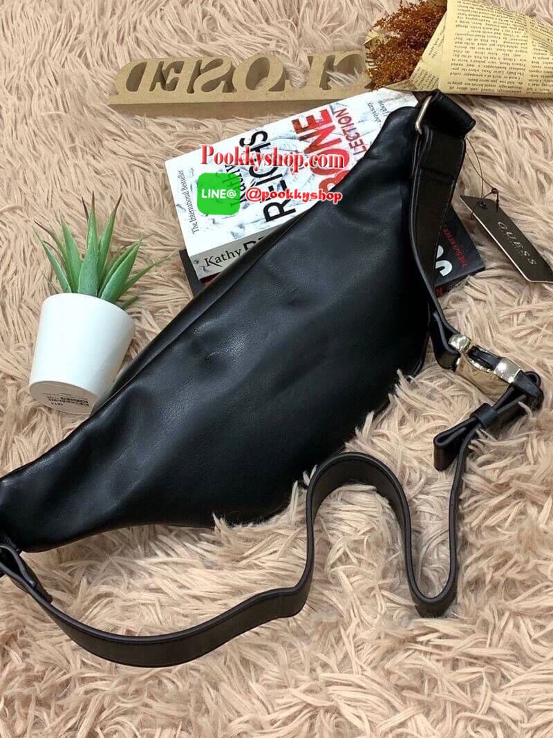 Guess Adjustable belt strap waist bag กระเป๋าทรงคาดอกคาดเอวทรงยอดฮิตแห่งปี ออกมาให้ยลโฉมอีกรุ่นด้วยการใช้งานที่ง่ายและคล่องตัว มีหัวซิปสามเหลี่ยมโลโก้แบรนด์เป็นสัญลักษณ์ ใส่โทรศัพท์มือถือได้ทุกรุ่น สายสะพายปรับได้ฟรีไซส์ สวยดูโฉบเฉี่ยวเอาใจวัยรุ่นเลยคร้า!