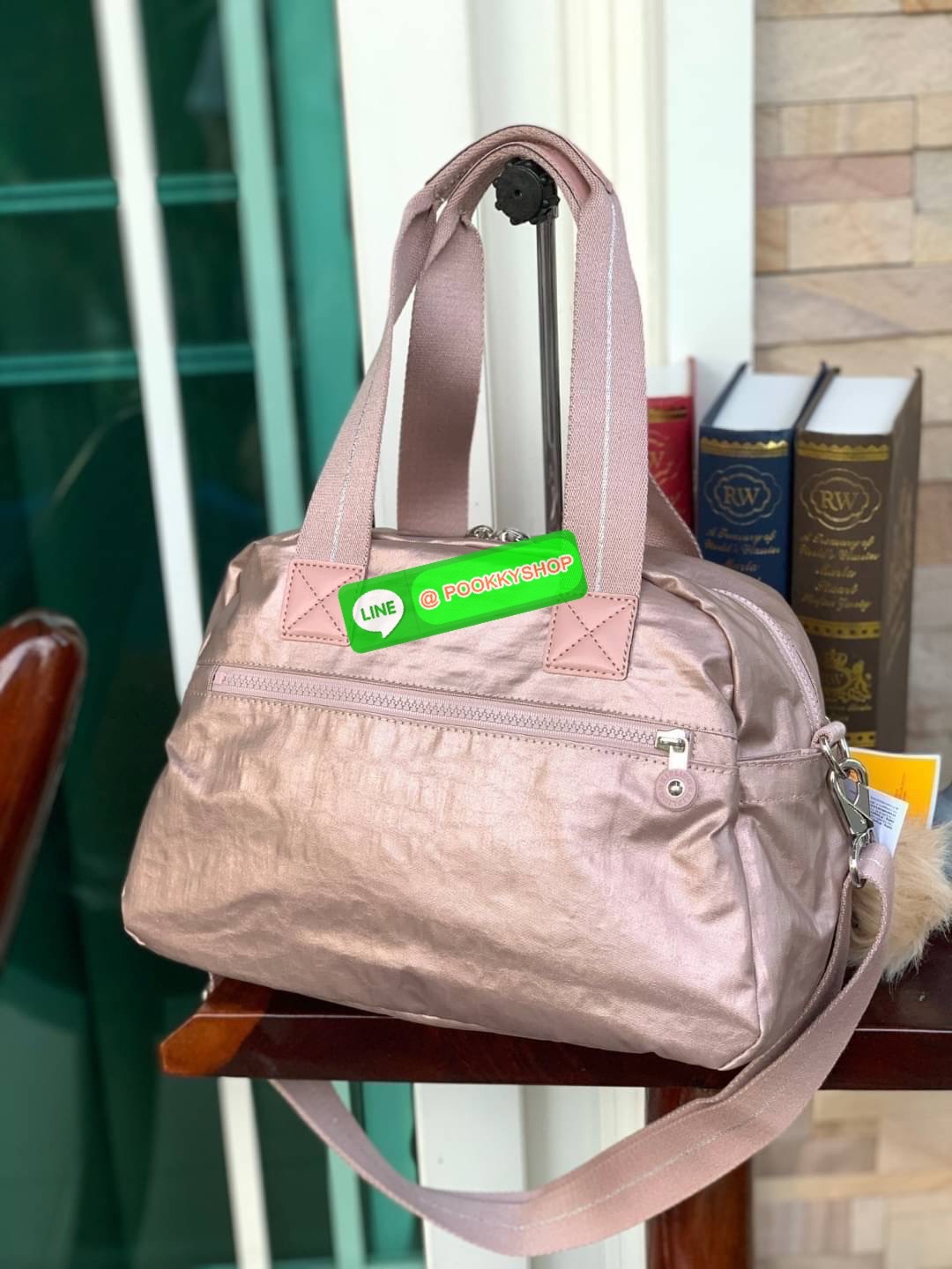 Kipling Defea Women’s Satchel กระเป๋าถือหรือสะพายขนาดกำลังดีวัสดุ100% Polyamide ที่มีช่องใส่ของแยกเป็นสัดส่วนทั้งด้านในและนอก มีสายสะพายถอดและปรับความยาวได้ฟรีไซส์ มีช่องซิปแยกย่อยทำให้จัดของได้เป็นสัดส่วน มาพร้อมพวงกุญแจลิงทรงสวยตั้งอยู่ทรง รุ่นใหม่ชนช้อ