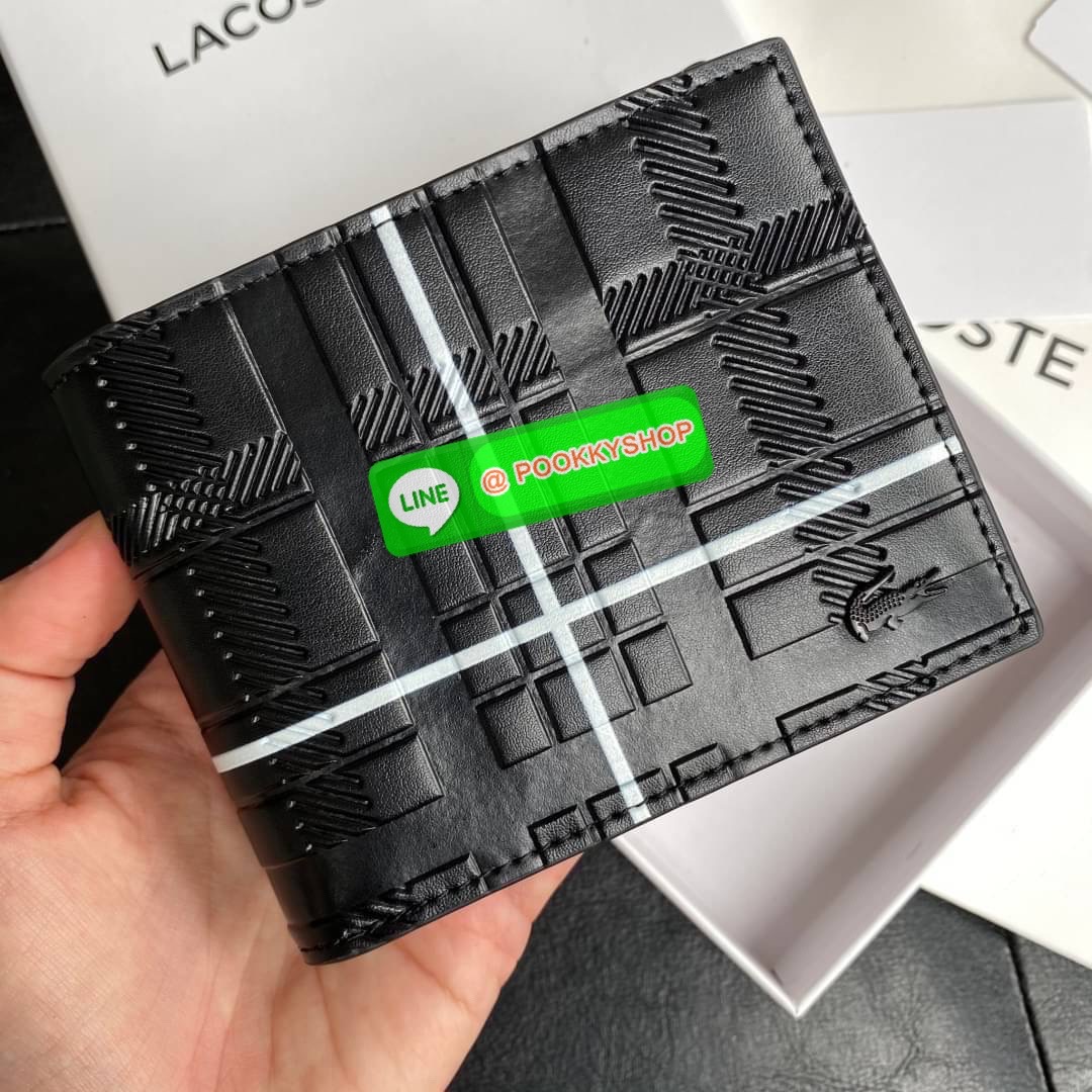 ลาคอส SHORT WALLET กระเป๋าสตางค์แบบพับ2ตอนสำหรับผู้ชาย มีช่องใส่บัตร 8 ช่อง และช่องใส่ธนบัตรอีก 1 ช่อง กระเป๋าสตางค์หนังคุณภาพดีตามแบบฉบับของแบรนด์ มาพร้อมกล่อง ถุงกระดาษแบรนด์แบรนด์แข็งแรงสวยมากค่ะ ไม่ว่าจะใช้เองหรือเป็นของขวัญก็สุดคุ้มและน่าใช้ ห้ามพล