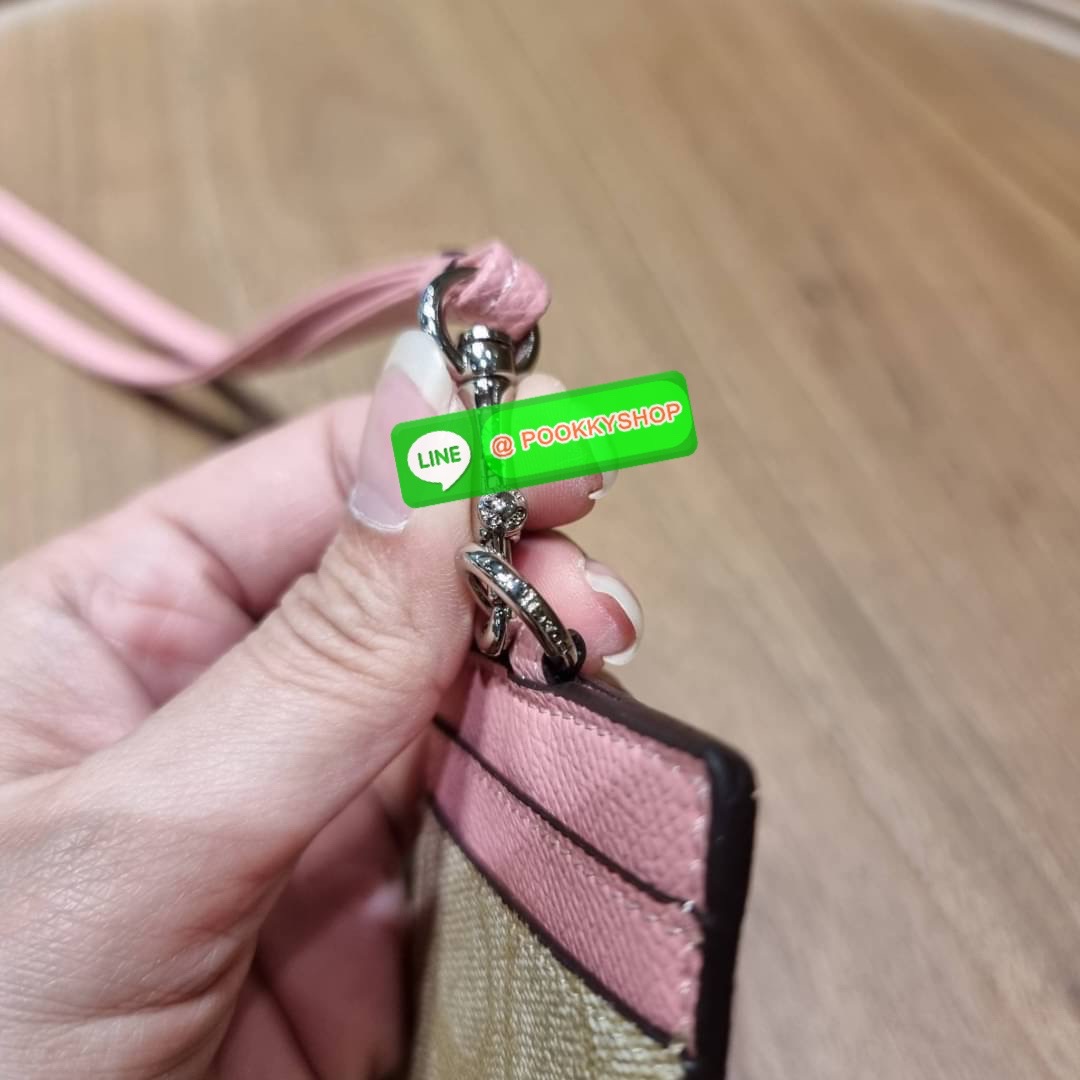 กระเป๋าใส่บัตรคล้องคอ Coach card holder ราคาพิเศษสุดๆ!!! ของหายาก!! ง่ายๆแบบไม่ธรรมดา!! คลาสสิคแต่มีดีเทลโดดเด่น!! กระเป๋าถนอมบัตร พร้อมสายคล้องคอ ดีไซน์ลวดลายสวย ดูดีทุกแบบ ใช้งานง่าย พกพาสะดวก จะใส่บัตรพนักงาน บัตรเครดิต บัตรปชช. ใบขับขี่ และบัตรอื่นๆที