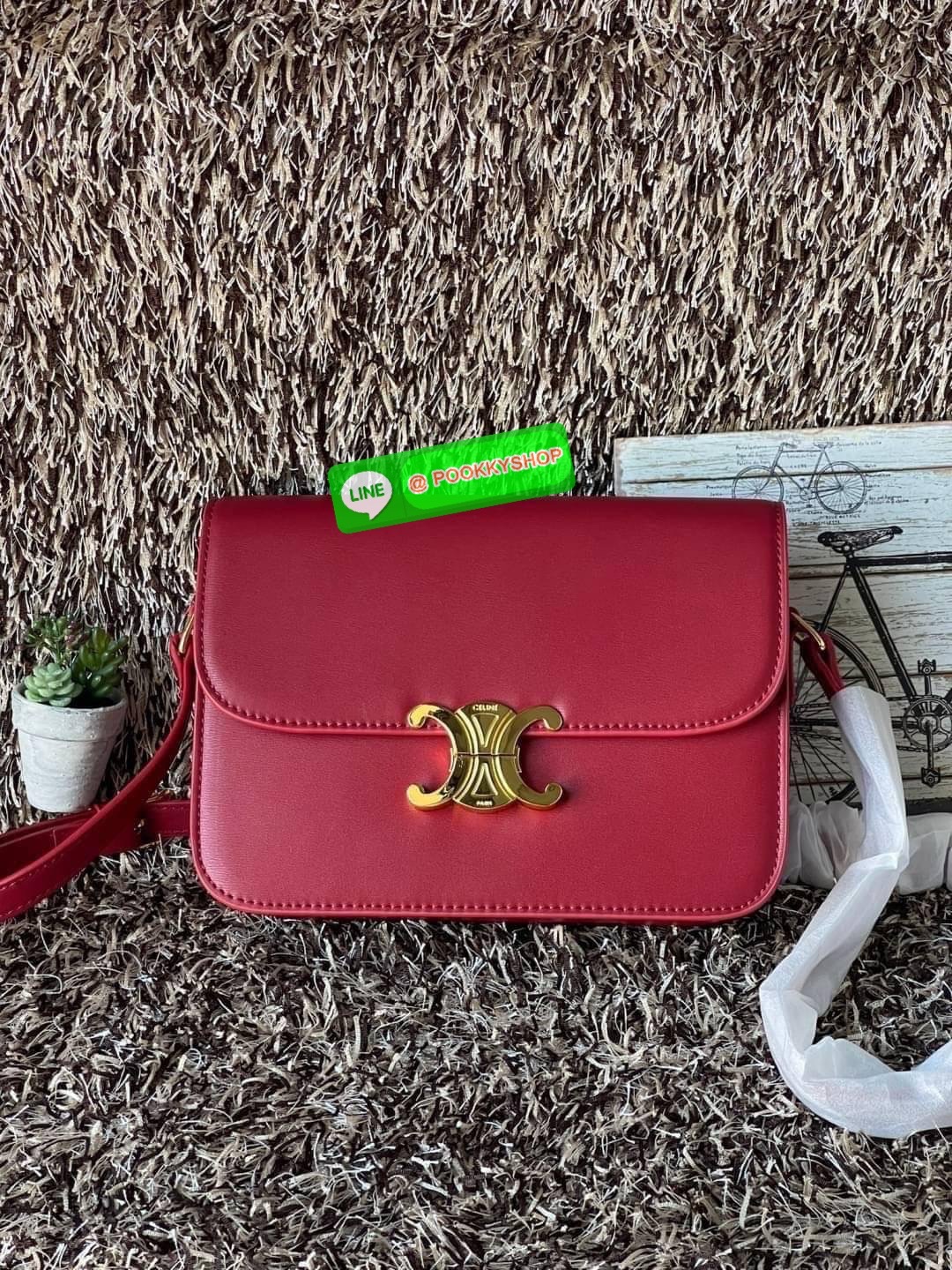 💕Celine MEDIUM TRIOMPHE BAG IN SHINY มีรูปทรงเป็นกล่องคล้ายกับกระเป๋า Classic Box แต่มีการออกแบบโลโก้ที่สะดุดตาแบบวินเทจ ด้วยดีไซน์ที่ดูโฉบเฉี่ยว แต่คงความคลาสสิคอย่างเต็มเปี่ยม ทำให้เป็นที่ดึงดูดความสนใจของสาวๆ สายสะพายสามารถปรับระดับได้ มีความคล