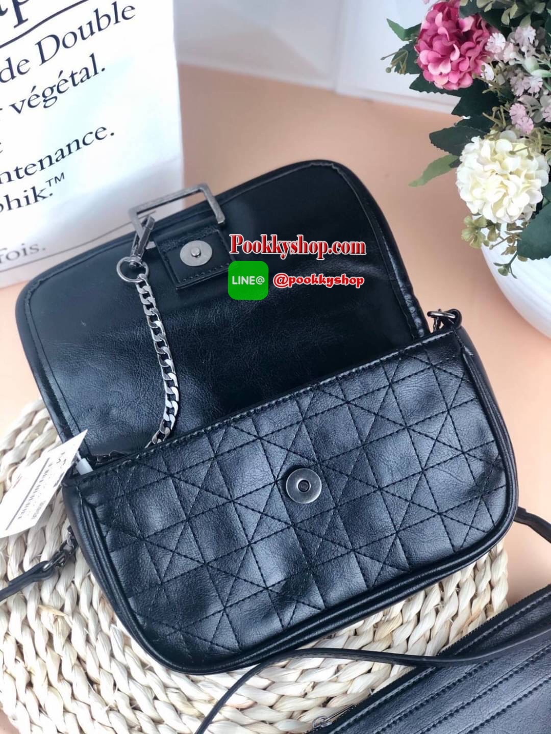 Zara soft rock crossbody wallet กระเป๋าสะพายครอสบอดี้ใบน่ารัก น้ำหนักเบา ที่ฝากระเป๋าแต่งหมุดน่ารักมากๆ ใบนี้ดูเท่แต่ลงตัวจริงๆค่า เปิดปิดแบบกระดุมแม่เหล็ก ด้านในมีกระเป๋าเล็กอีก 1 ใบ ใส่การ์ดได้ 6 ช่อง และช่องซิปใส่เหรียญได้ค่า ใบนี้จุของได้พอสมควรเลยนะค