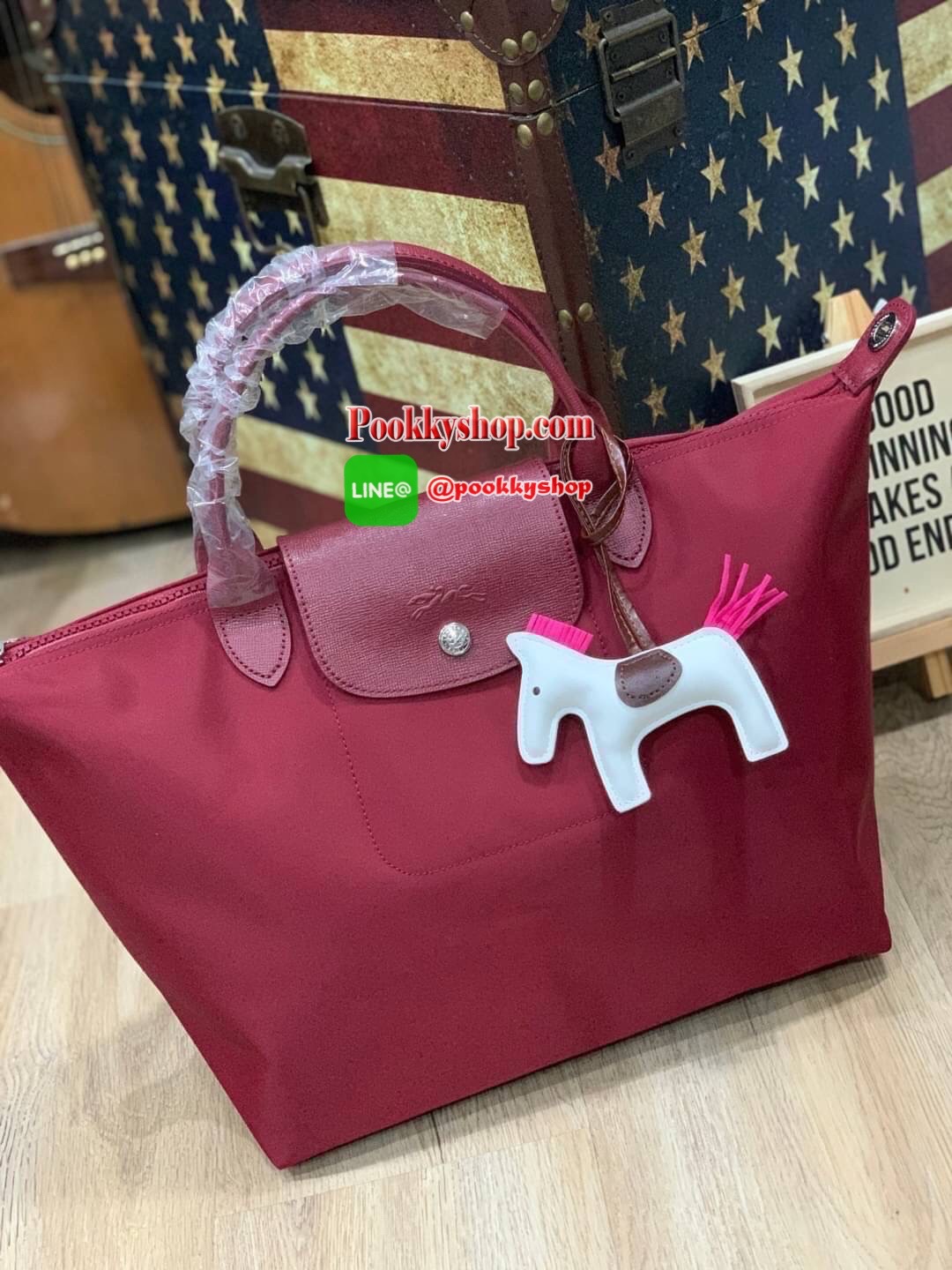 Longchamp Le Pliage Neo Size M มาพบกับกระเป๋ารุ่นยอดนิยม ที่สาวๆ ต้องมีไว้เก็บไว้สักใบ กระเป๋าโท้ทใบนี้ มาพร้อมกับสีที่มีสไตล์เรียบง่าย มีสายสะพายยาวช่วยให้คุณสามารถสะพายไหล่ได้อย่างสบาย ในขณะที่ที่ปิดแบบซิปช่วยให้คุณมั่นใจได้ว่าของด้านในมีความปลอดภัย Le