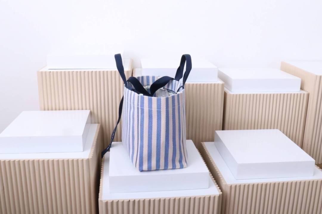 มาอีกรอบละจร้าาา 💥MJ ตัวใหม่ล่าสุด บอกเลยของมันต้องมี ใบใหญ่จุใจใส่ของได้จุกๆ ดีไซน์แบบ shopping bag ถือได้หิ้วได้ น่าร๊ากๆๆๆ เนื้อผ้าวัสดุอย่างดีและหนา มาตามคำเรียกร้อง...