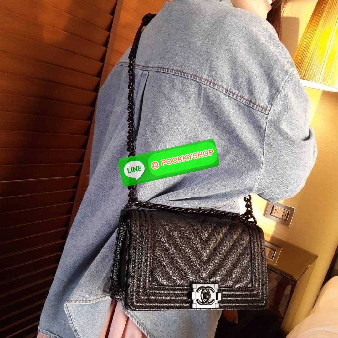 Chanel รุ่นสุดฮอต ดีไซน์อะไหล่ดำ เรียบหรูมากๆ!! วัสดุหนังลายคาร์เวีย ทรงคลาสสิคที่สาวๆห้ามพลาด!! ในราคาสุดจะคุ้มจากเคาน์เตอร์ dutyfree เปิด-ปิดกระเป๋าด้วยตัวล็อค ภายในโล่งกว้าง ไซส์ใหญ่ใส่ของได้เยอะ มีช่องแยกในกระเป๋า มาพร้อมสายสะพายโซ่สลับหนังรองบ่า (ถอด