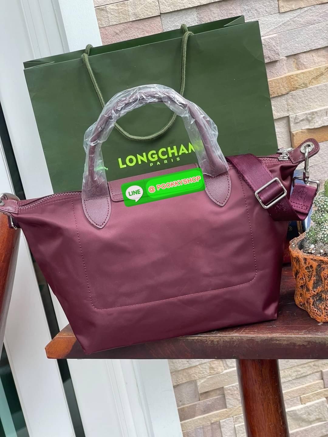 💕Longchamp LE PLIAGE NÉO TOP HANDLE BAG (small size) อีกหนึ่งรุ่นยอดนิยม ที่สาวๆ ต้องมีไว้เก็บไว้สักใบ กระเป๋าโท้ทใบนี้ มาพร้อมกับสีที่มีสไตล์เรียบง่าย มีสายสะพายยาวปรับสั้นยาวได้ช่วยให้คุณสามารถสะพายไหล่ได้อย่างสบาย ในตัวสายปักโลโก้อันเป็นสัญลักษ