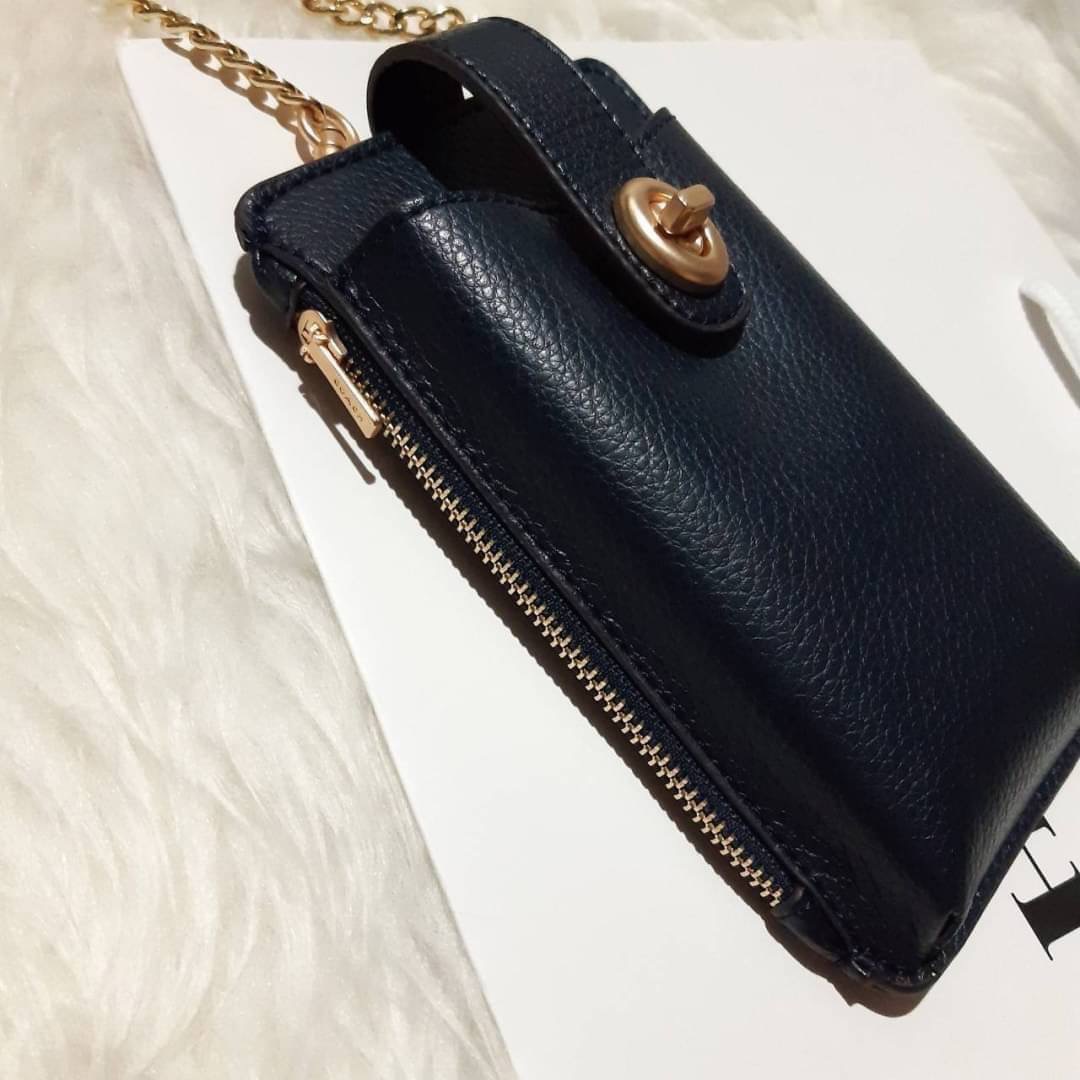 COACH 825 TURNLOCK CHAIN PHONE CROSSBODY IN BLOCKED SIGNATURE CANVAS ฮอตและปังกว่านี้ไม่มีแล้ว!! กระเป๋าเอนกประสงค์ สำหรับใส่โทรศัพท์ ใส่บัตรได้ มีช่องซิปแยกให้ด้วย ขนาดพกพาดีงาม!! 💕 ใส่โทรศัพท์ได้ทุกรุ่นน้า สายสะพายยาวประมาณ 23" (วัดจากไหล่)