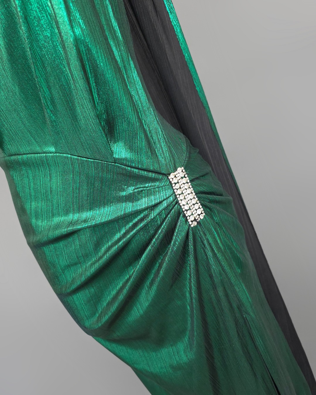 เดรสแฟชั่น แม็กซี่เดรสเสื้อไหล่เดียวทรงเข้ารูป มีผ้าเครปด้านหลัง กระโปรงทรงสอบผ่าหน้าขา