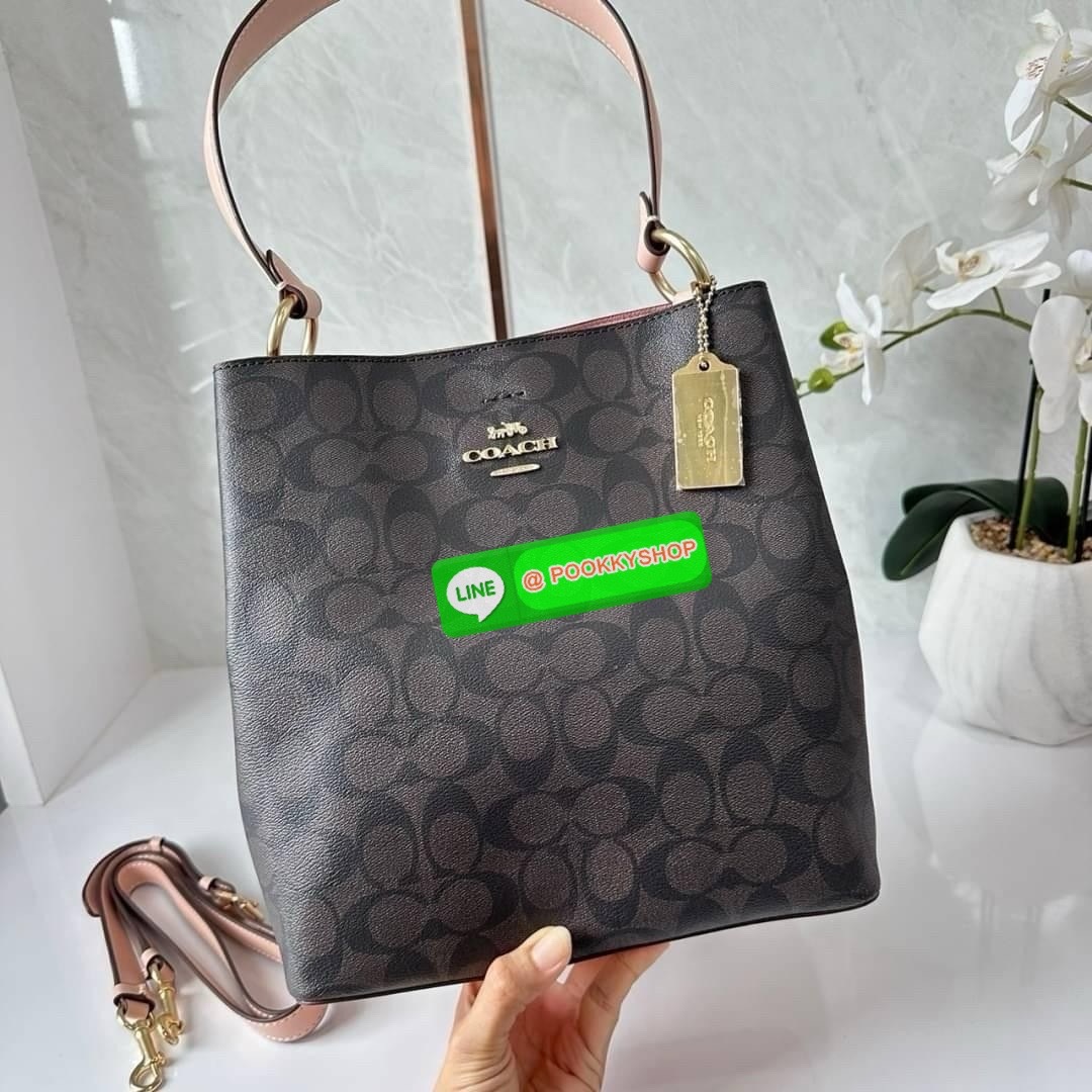 COACH TOWN BUCKET BAG IN SIGNATURE CANVAS (COACH 91512) 🔖 กระเป๋าสะพาย/ถือบัคเกต รุ่นคลาสสิคตลอดกาลไม่เอ้าท์ 🔖วัสดุ: แคนวาส ตัดหนังแท้ 🔖เปิด-ปิด กระเป๋าด้วยกระดุมแม่เหล็ก ภายในช่องโล่ง มีช่องซิปแบ่งตรงกลาง แยกเก็บของได้อย่างเป็นสัด