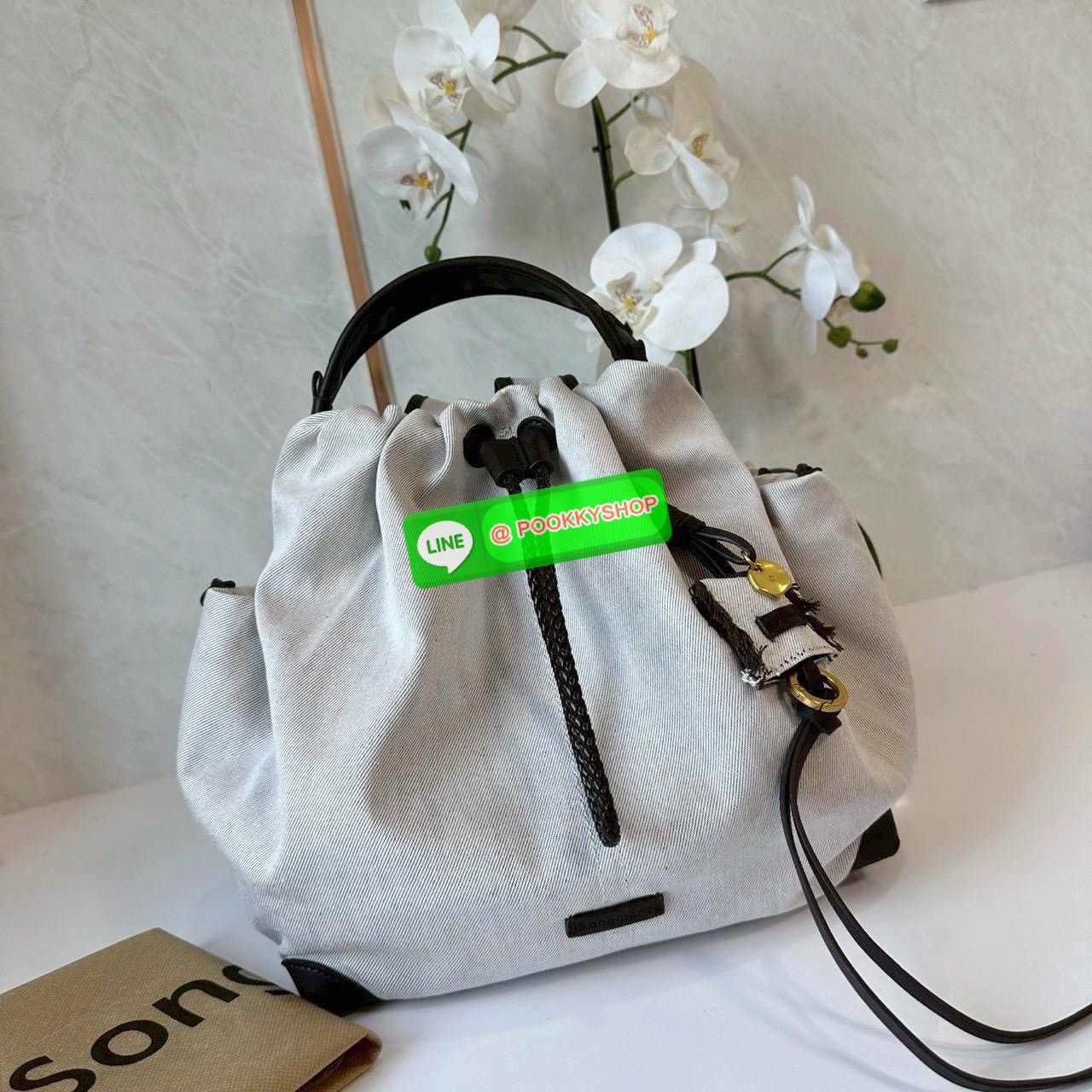 Songmont Series Backpack Female Small Capacity Songmont Drawstring Backpack กระเป๋าเป้สายรูดทรงชิคที่กำลังเป็นกระแสฮิตสุด ๆ เพราะดีไซน์เรียบเก๋ ใช้งานง่าย และแมทช์ได้หลายสไตล์ ดีไซน์ unisex ใช้ได้ทั้งผู้หญิงและผู้ชาย ดีไซน์: ทรงถุงสายรูด (Drawstring) ดูมิ