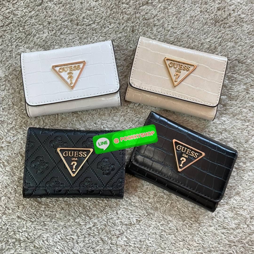 รุ่นใหม่ล่าสุด! GUESS SHORT WALLET กระเป๋าสตางค์ใบสั้นสองตอน วัสดุตัวหนังลายสวยหรูพิมพ์ลายทั้งใบ เปิดปิดด้วยกระดุม ด้านในบุผ้าปั้มแบรนด์มีช่องใส่รูป และใส่บัตรได้อีกหลายช่อง มาพร้อมช่องใส่ธนบัตรหนึ่งช่อง สวยคุ้ม สไตล์มินิ สำหรับคนไม่ชอบพกเงินเยอะ แนะนำใบน