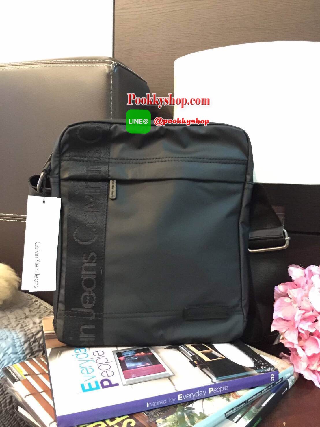 Restock! "CALVIN KLEIN" JEANS CROSSBODY BAG (Size L) กระเป๋าสะพายรุ่น Limited Edition จาก Calvin Klein Jeans วัสดุ Nylon + Polyester 100% คุณภาพดีเนื้อนิ่มน้ำหนักเบา กันน้ำ ด้านหน้ามีโลโก้ Calvin Klein Jeans พร้อมช่องซิป1ช่อง เปิดปิดด้วยซิปสะดวก