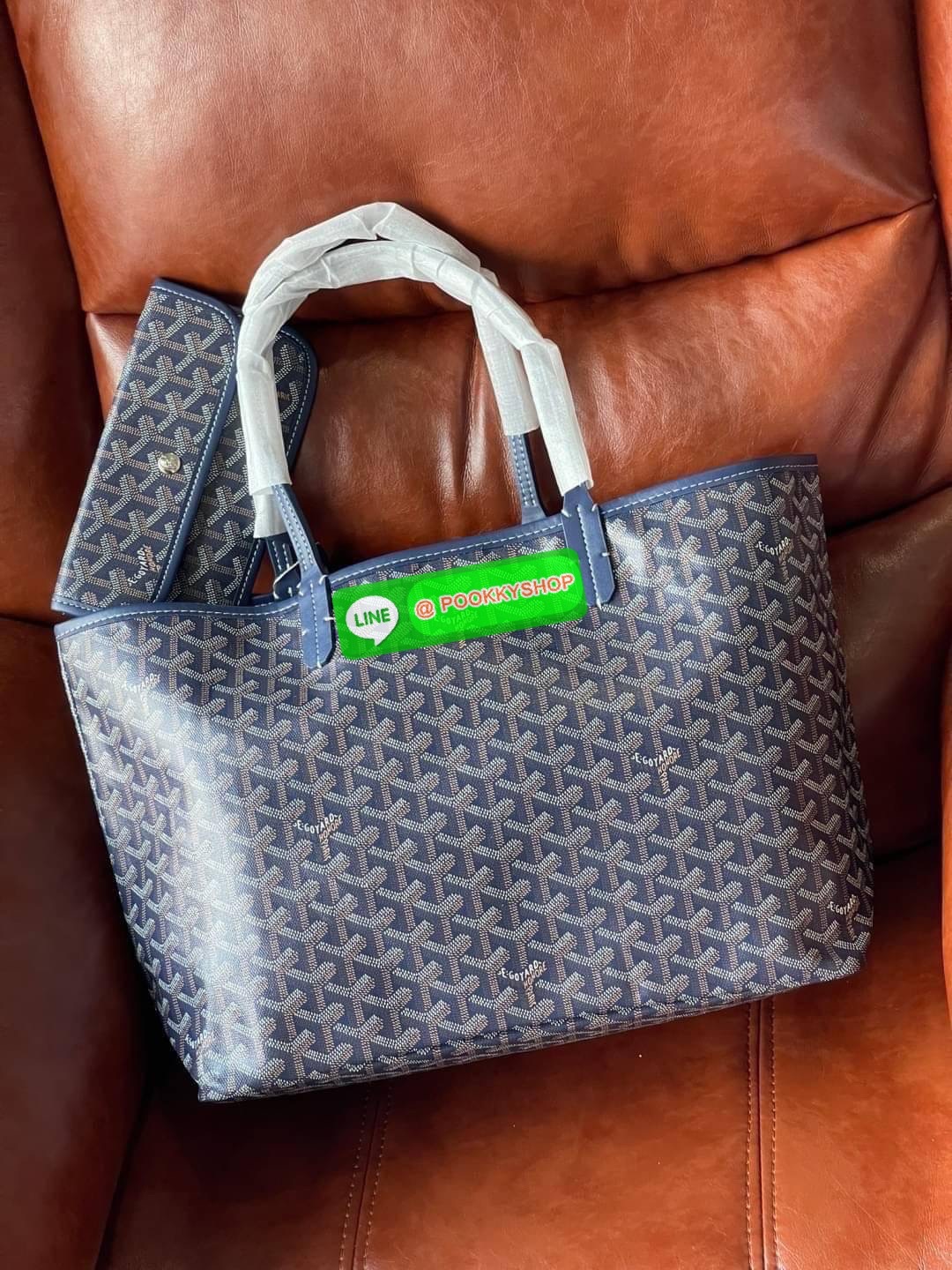 💕 Goyard Saint Louis Pm Bag กระเป๋าสุดคลาสสิกจากแบรนด์เก่าแก่ของฝรั่งเศส ความพิเศษคือแต่ละใบต้องเพนท์ลายโมโนแกรม Chevron ด้วยมือเท่านั้น จึงเป็นเหตุผลที่กระเป๋า Goyard กลายเป็นหนึ่งในกระเป๋าที่คนต้องการ โดยเฉพาะรุ่น St. Louis Tote ที่ว่ากันว่าเป็น