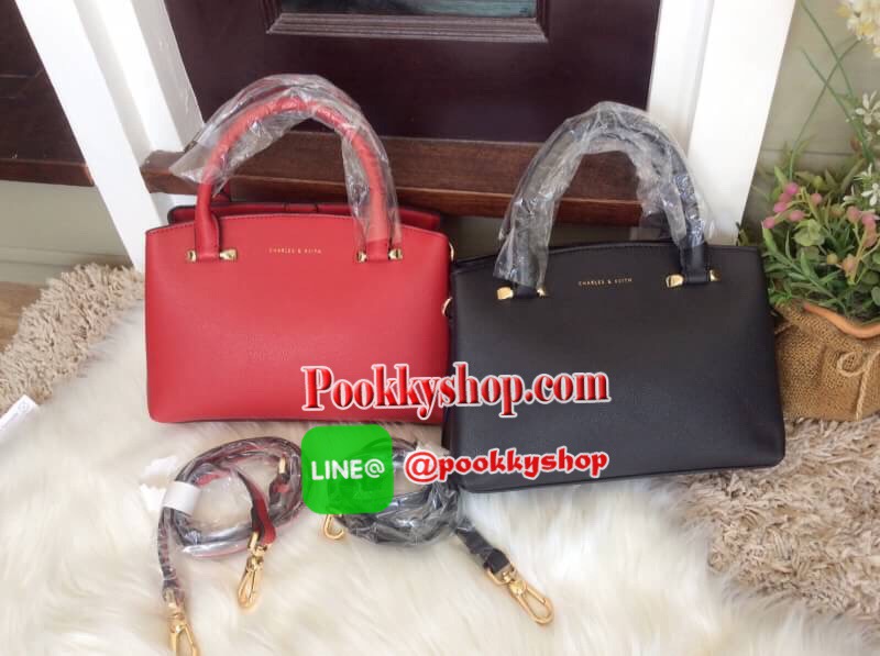 จัดส่งฟรี EMS ทั่วไทยค่ะ พร้อมส่ง New! 2017 CHARLES & KEITH BASIC CITY BAG SHOP (Size M) กระเป๋าถือหรือสะพาย ทรงสวย ขนาดกำลังดี อยู่ทรง หนังpuแข็ง ภายในเปิด-ปิดด้วยกระดุมแม่เหล็ก มี2ช่อง คั่นกลางด้วยช่องซิป ฐานกระเป๋ามีหมุดรองฐานสี่มุม ใส่กระเป๋าสตางค์ยาว