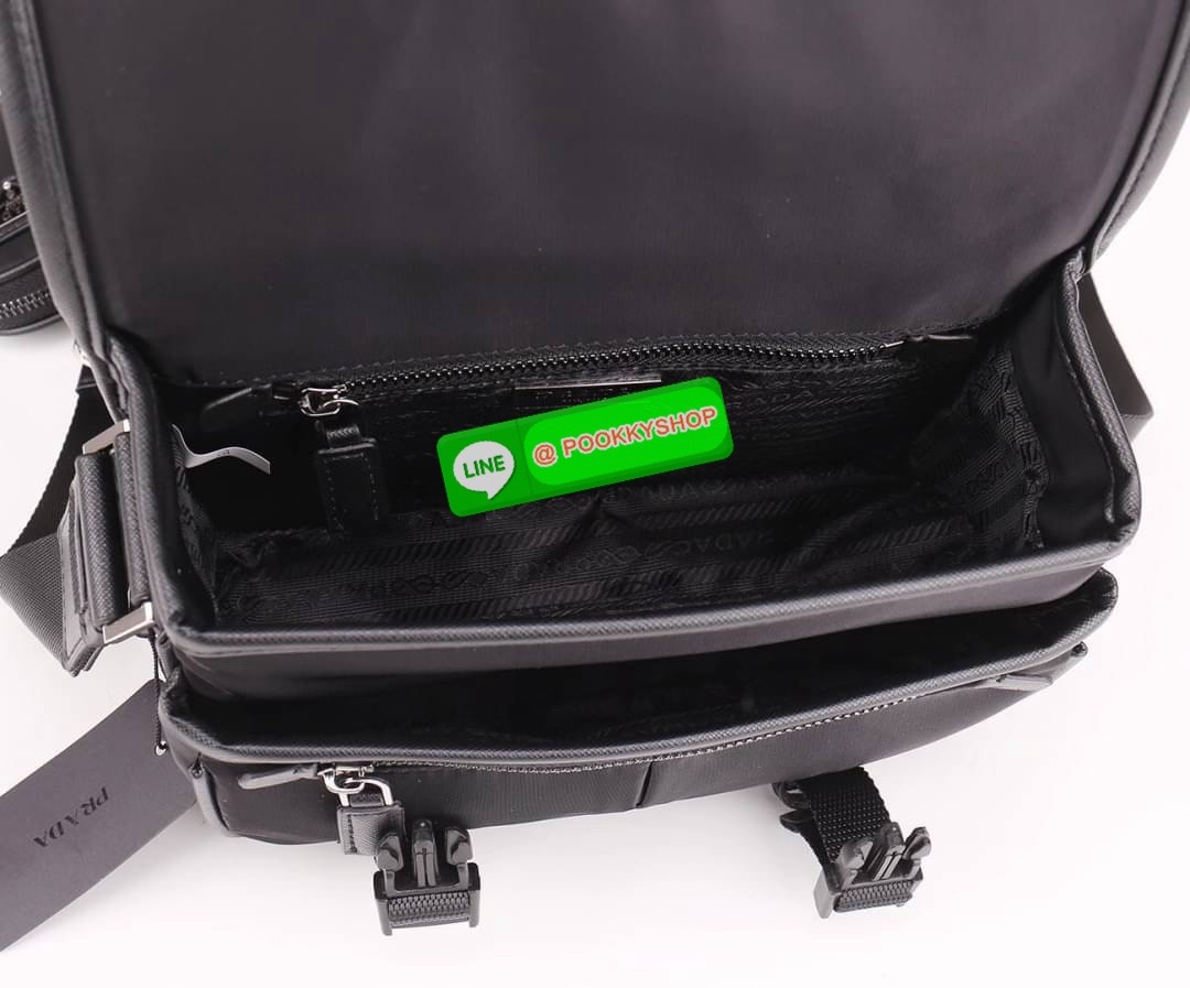 Prada Re-Nylon And Saffiano Leather Shoulder Bag With Enameled Metal Triangle Logo Black พร้อมส่งรุ่นใหม่ ทรง Mini Messenger จากงานพรีเมียมกิฟ สมนาคุณ อย่าง PRADA ทรงยอดฮิตของคุณผู้ชาย วัสดุทำจากผ้า Nylon อย่างหนา กันน้ำได้ มีโลโก้แบรนด์อยู่ข้างหน้า อะไหล