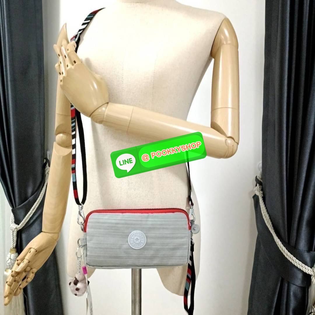 KIPLING 3 Monkey program Seoul up clutch & sling bag กระเป๋าคล้องมือ หรือ สะพายข้าง ขนาดเล็ก วัสดุ Nylon & Polyester 100% ใช้งานได้ 2 รูปแบบ มีสายสลับเปลี่ยนได้ทั้งแบบคล้องมือหรือสะพายข้าง เปิด-ปิดด้วยซิป ช่องหลักโล่ง มีช่องใส่บัตรด้านข้าง 6 ช่อง และช่องด