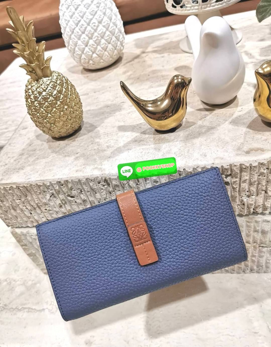 ✴️Don't Miss!✴️NEW! LOEWE LONG WALLET BAG VIP GIFT WITH PURCHASE-GWP กระเป๋าพรีเมี่ยมกิ๊ฟ Limited จาก LOEWE DUTYFREE COUNTER วัสดุหนังแท้เทคเจอร์สวยอยู่ทรงปั้มโลโก้แบรนด์ด้านหน้าเปิดปิดด้วยกระดุม ภายในมีช่องใส่ธนบัตรหลายช่อง ช่องหลักสาม