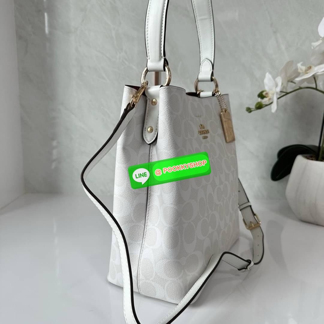 COACH TOWN BUCKET BAG IN SIGNATURE CANVAS (COACH 91512) 🔖 กระเป๋าสะพาย/ถือบัคเกต รุ่นคลาสสิคตลอดกาลไม่เอ้าท์ 🔖วัสดุ: แคนวาส ตัดหนังแท้ 🔖เปิด-ปิด กระเป๋าด้วยกระดุมแม่เหล็ก ภายในช่องโล่ง มีช่องซิปแบ่งตรงกลาง แยกเก็บของได้อย่างเป็นสัด