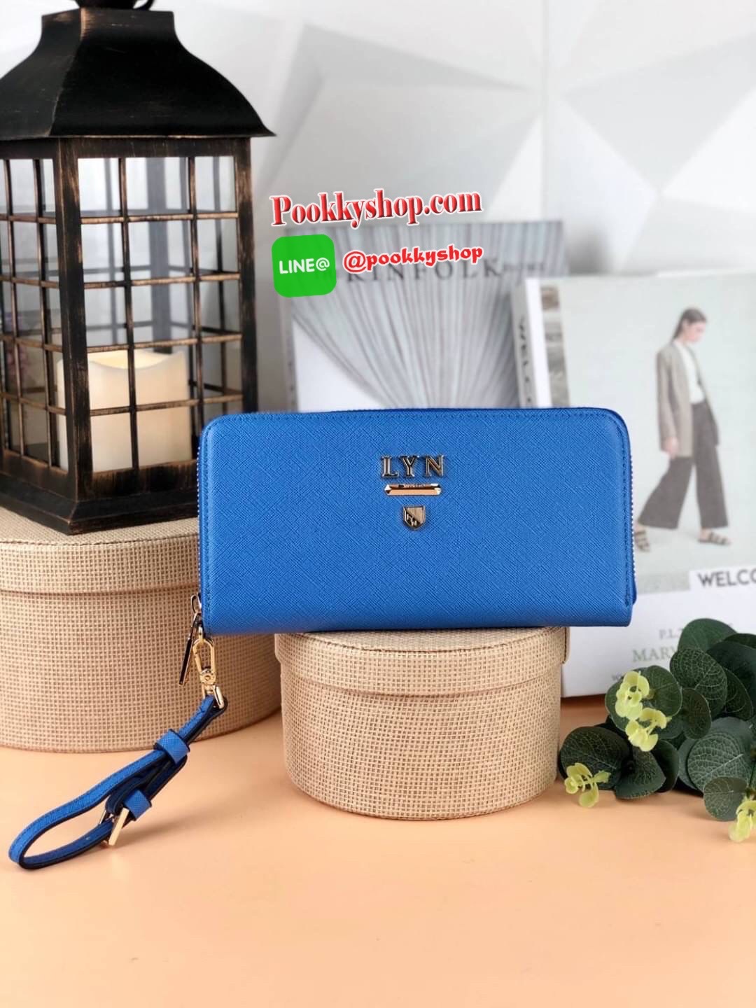 Lyn Rosette Long Wallet กระเป๋าเงินซิปรอบใบยาว วัสดุหนังลายsafiano ด้านหน้ามีโลโก้แบรนด์สีทองสวยหรู มาพร้อมสายคล้องมือสามารถถอดสายออกได้ เปิดปิดแบบซิป ด้านในมีช่องใส่การ์ด 12 ช่อง ช่องใส่รูป 1 ช่องและช่องซิปใส่เหรียญ สามารถใส่ธนบัตรได้ตามยาวเลยค่า ใบนี้สว