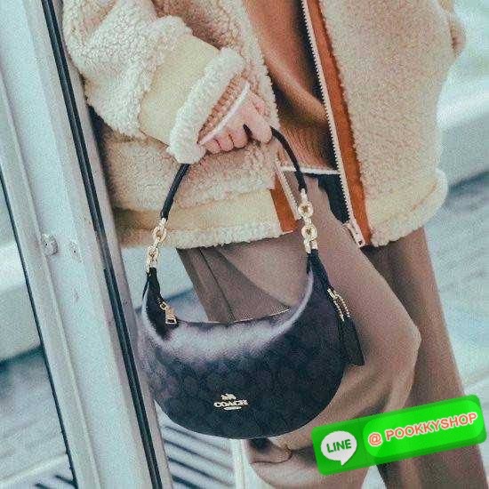 COACH CE620 PAYTON HOBO IN SIGNATURE CANVAS คอลเลคชั่นใหม่ 2023 มาแรงเกินต้าน ด้วยรูปทรงโฮโบสุดคลาสสิค สะดวกใช้ได้ในทุกวัน ขนาดกะทัดรัด แต่จุของได้เต็มที่ วัสดุหนังแคนวาสเคลือบลาย น้ำหนักเบา เปิดใช้งานด้วยซิป สายสะพายในตัวหนังสลับโซ่ ภายในเป็นช่องโล่ง ใส่