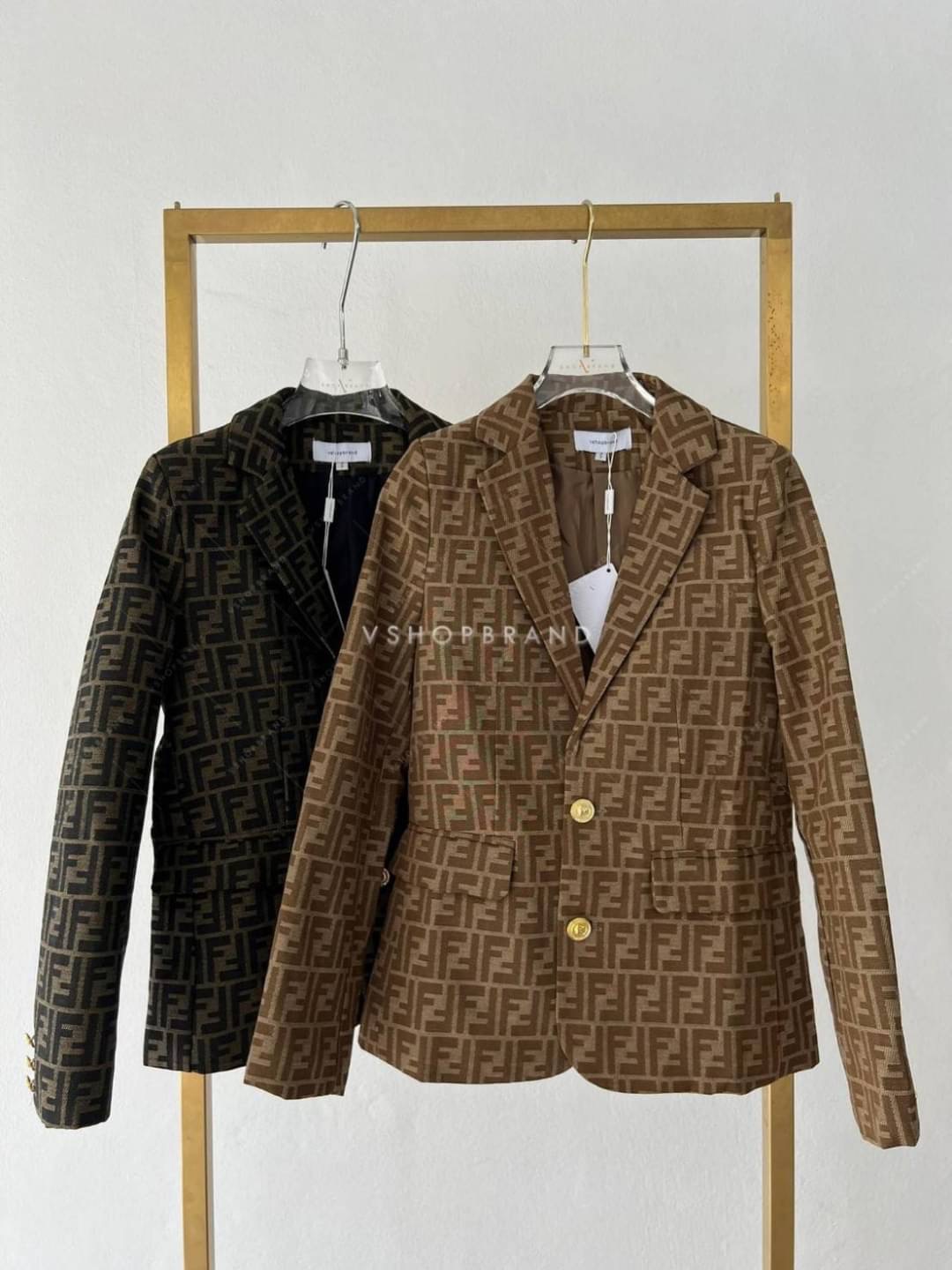 เสื้อสูทผ้าทอพิมพ์ลาย Fed.di ทรงเข้ารูป ผ่าหลัง มีกระเป๋า 2 ข้าง (ใช่งานได้จริง) แต่งกระดุมทองเพิ่มความหรู ทรงสวย ทางแบรนด์เลือกใช้ผ้าสูทเนื้อดีในการตัดเย็บ เย็บติด ซับใน คัตติ้งเนี้ยบ ทรงเป๊ะมากๆเลยค่ะ