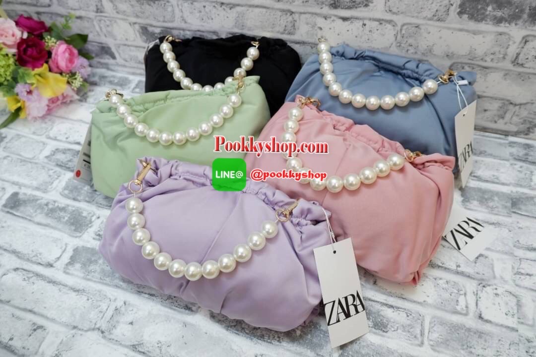 ZARA กระเป๋าหิ้วสะพายข้าง รุ่นนี้ติดเทรนต้นๆเลยก็ว่าได้ สวยหวานมาก ตัวกระเป๋าเป็นเนื้อผ้าเนื้อสัมผัสดีมาก จุดสะดุดตาคือหูหิ้วเป็นไข่มุกเม็ดงามๆเลยจ้า ปิด-เปิดกระเป๋าโดยกระดุมแม่เหล็ก ด้านในกว้างใส่โทรศัพท์รุ่นใหญ่และกระเป๋าสตางค์ใบยาวได้ สายสะพายเป็นโซ่สี
