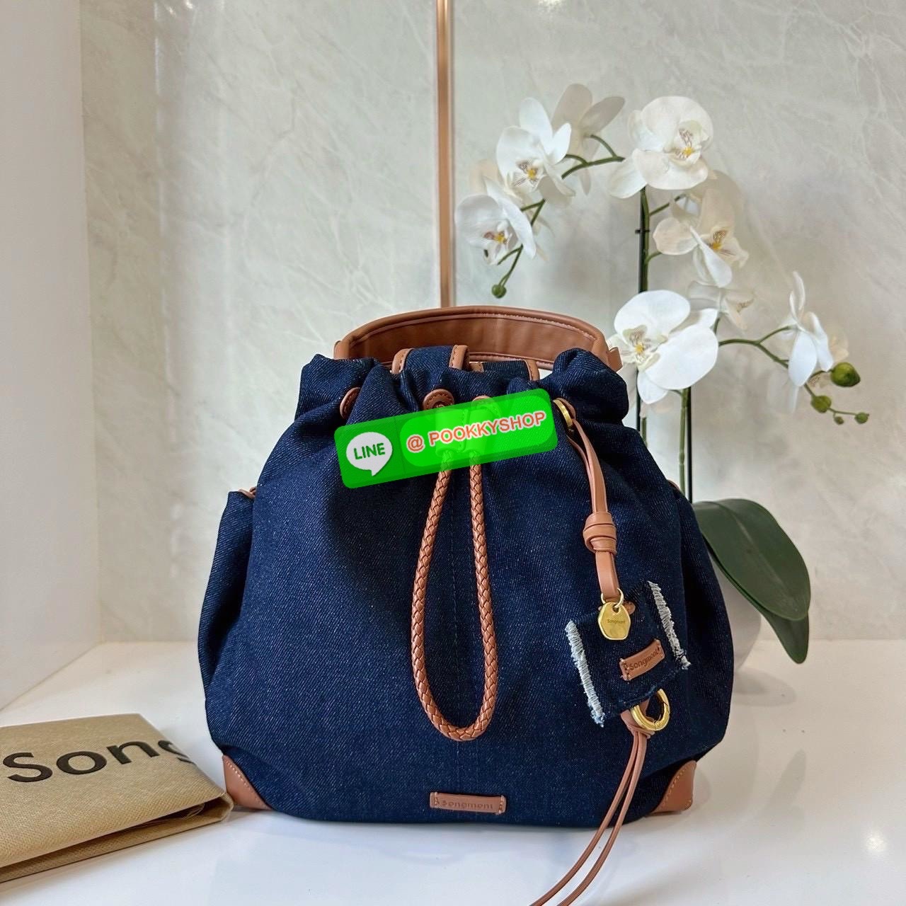 Songmont Series Backpack Female Small Capacity Songmont Drawstring Backpack กระเป๋าเป้สายรูดทรงชิคที่กำลังเป็นกระแสฮิตสุด ๆ เพราะดีไซน์เรียบเก๋ ใช้งานง่าย และแมทช์ได้หลายสไตล์ ดีไซน์ unisex ใช้ได้ทั้งผู้หญิงและผู้ชาย ดีไซน์: ทรงถุงสายรูด (Drawstring) ดูมิ