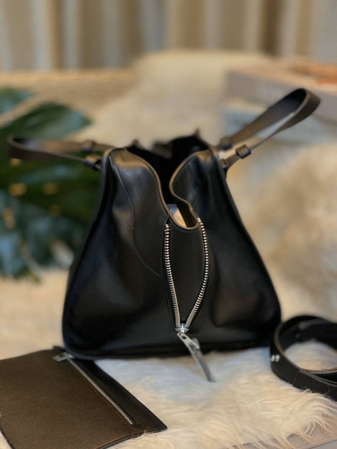 พร้อมส่งค่า 💕Hammock 💕 สิ้นสุดการรอคอย สำหรับรุ่นที่ทุกคนถามหาเยอะที่สุด การันตรีงานคุณภาพ ใช้เวลาผลิตนานสุดถึง 4 เดือน ตอนนี้พร้อมส่งเเล้วค่า Hammock size 30 cm รอบนี้เป็นงานสั่งผลิต งานเนี้ยบ ตัวหนังสวยมากกกก PU premium อย่างดี มีความหนา