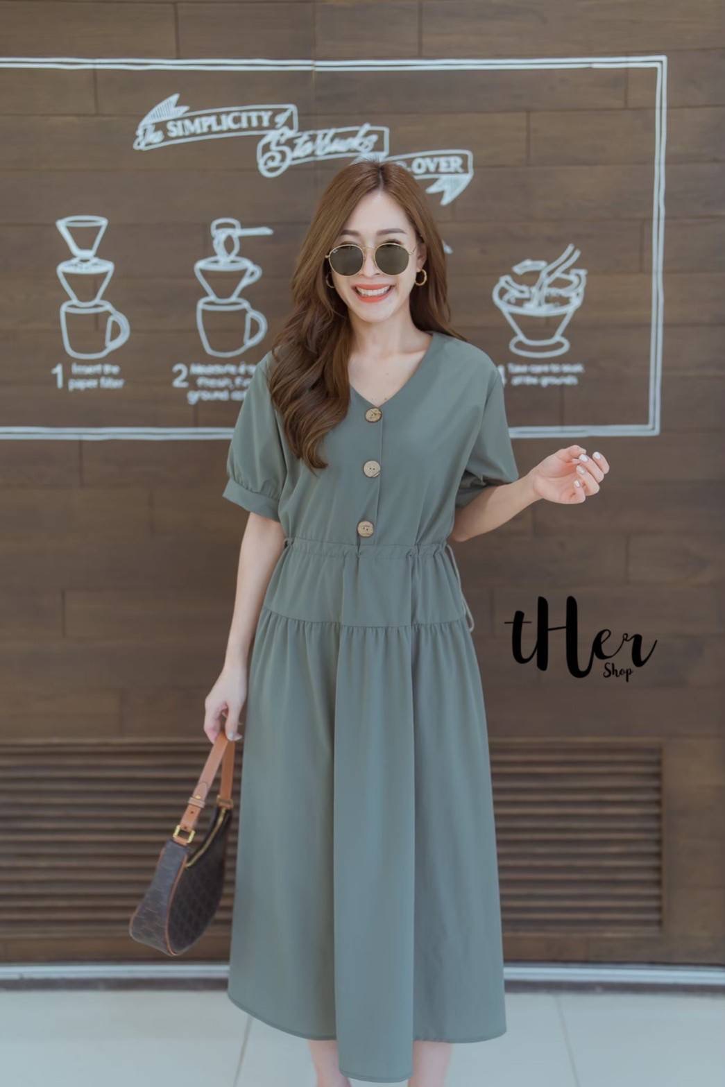 T H E R พร้อมส่งค่า🌿🌿 Long Dressเดรสคอวีแต่งกระดุมตัวยาวดีไซน์สวย ดีเทลช่วงเอวปรับรูดได้กระโปรงทรงระบายพริ้วๆผ้าทิ้งตัว ใช้ผ้าเนื้อดี ผ้านิ่มใส่สวย ตัวเดียว ใส่เที่ยวใส่ชิวได้เลยค่ะ ห้ามพลาดน้า