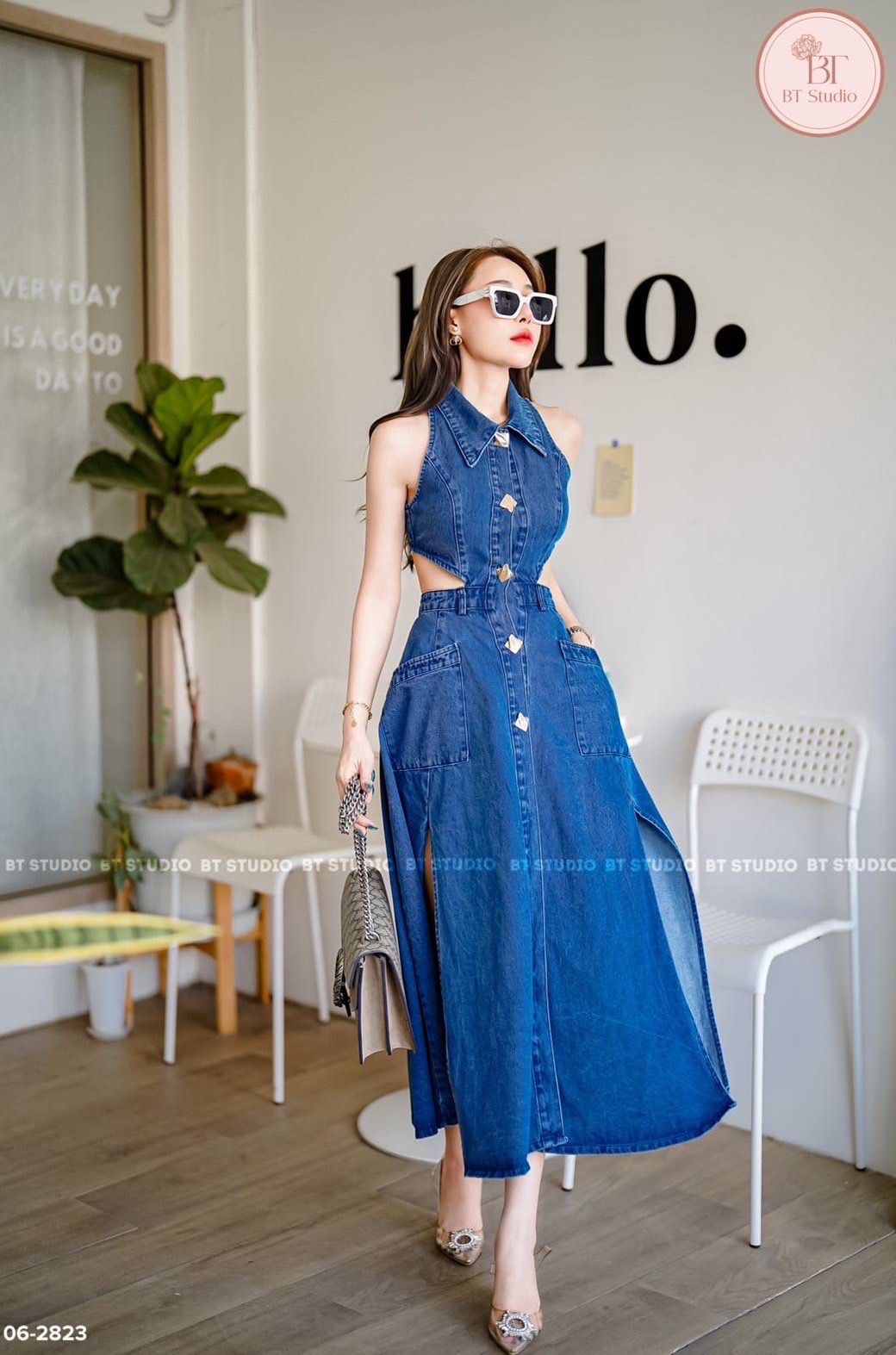 เดรสแฟชั่น เดรสยีนส์แขนกุดคอปกกระดุมหน้า เว้าเอวไปด้านหลัง ผ่าข้างสูงด้านหน้าทั้งสองข้าง