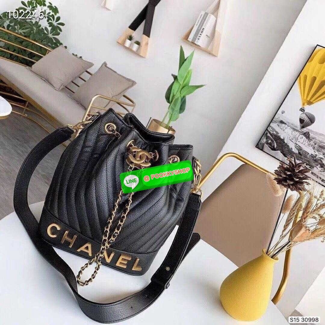 CHANEL Bucket Bag กระเป๋าสะพายทรงบัคเก็ตรุ่นลิมิเต็ด มี 2 แบบให้เลือก หนังเย็บลายตารางและลายริ้ว ตกแต่งโลโก้แบรนด์สวยหรูโดดเด่น ภายในโล่งกว้าง จุของได้เยอะ มาพร้อมสายคล้องไหล่ และสายสะพาย crossbody คุ้มค่ามากๆ ใบนี้งานจริงคือสวย สะพายไปคาเฟ่ชิคๆ ถ่ายรูปสว