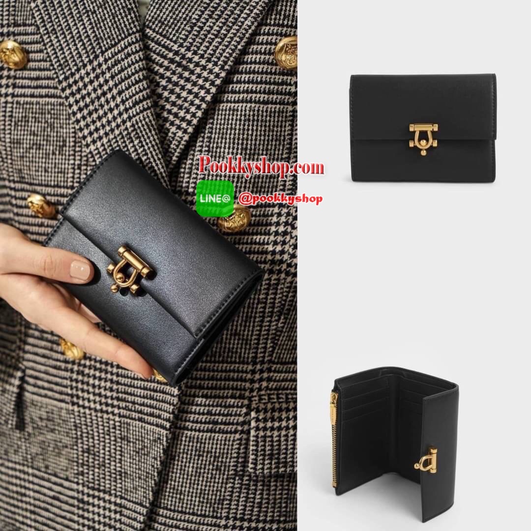 New arrival! Charles & Keith Metal Accent Mini Short Wallet กระเป๋าเงินใบสั้นทรงเก๋ วัสดุด้านหน้าตัวเปิดปิดดีไซน์แปลกตา ด้านในมีช่องซิปใส่เหรียญ ช่องใส่บัตร 6 ช่อง และช่องใส่ธนบัตรตามยาว ใส่แบงค์พันได้ไม่ต้องพับค๊า รุ่นนี้สวยทุกสี เหมาะกับสาวที่ชอบใช้กระเ