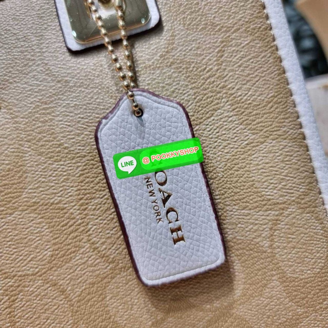 กระเป๋าถือ/สะพายรุ่นยอดนิยม ดีไซน์คงความคลาสสิค แฝงความหรูด้วยอะไหล่สีทอง หูจับในตัวสะดวกใช้งาน ปากกระเป๋ามีซิปปิดกันหล่นแน่นหนา ใต้กระเป๋ายังมีหมุดรองถนอมกระเป๋าอีกด้วย มีสายสะพายข้างให้ ถอดออกได้ ปรับได้ตามต้องการ ภายในโล่งกว้าง มีทั้งช่องซิปและช่องย่อย