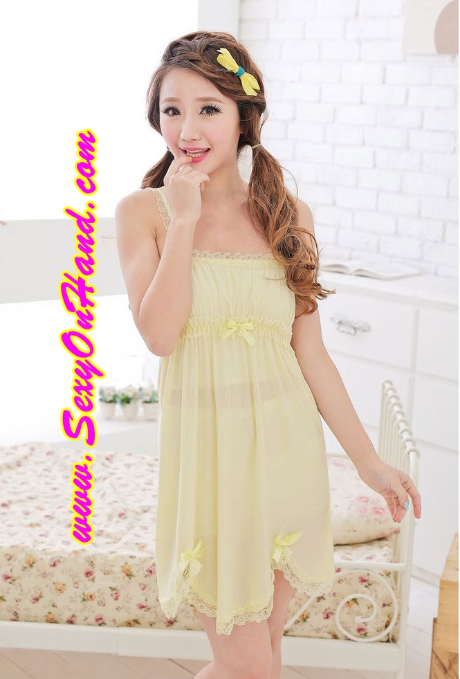 ชุดนอน คุณหนู ขุดนอนกระโปรง ชุดนอนสายเดี่ยวแฟชั่น สีเหลืองอ่อน เนื้อผ้ายืด Cottonผสม สเปนเด็กซ์ (Spandex) อย่างดี แบบชุดน่ารัก ใสๆหวานๆ แต่งเว้าชายพร้อมติดขอบระบาย เนื้อผ้ามีน้ำหนัก ทิ้งตัว นุ่มลื่น สวมใส่เย็นสบาย แบบชุดคุณหนูลุคหวานมากๆเลยคะ