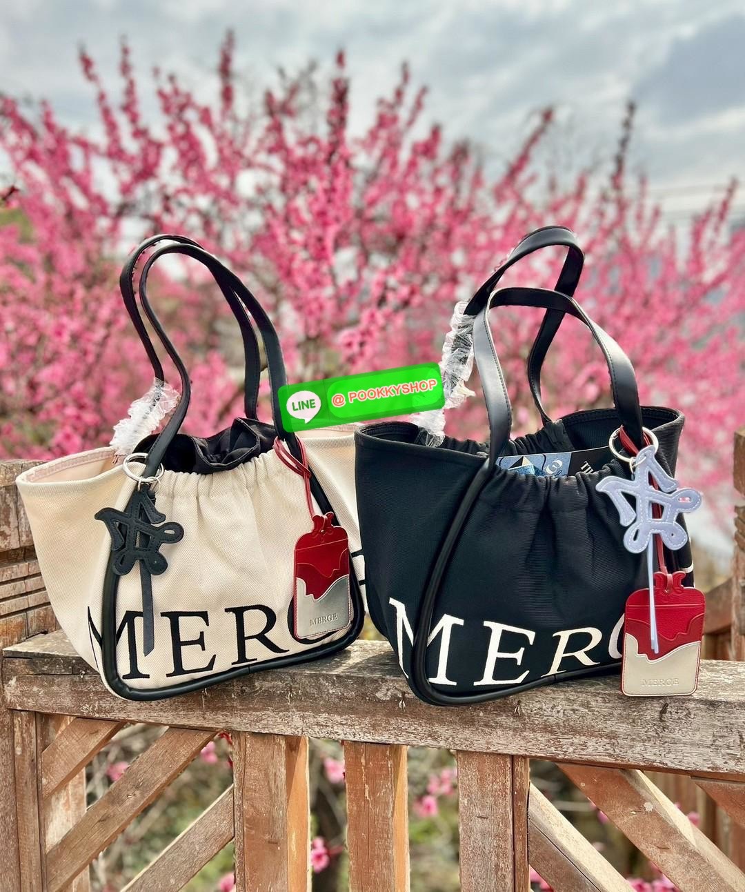 MERGE A DAY MEDIUM BAG 🔖พร้อมส่ง! กระเป๋าหิ้วหรือคล้องไหล่ ทรงสวย วัสดุผ้าทอเทคนิค Flyknit อย่างดี แต่มีน้ำหนักเบา หูหิ้วแบบหนังมีความแข็งแรงในการใช้งานค่ะ ภายในโล่งกว้าง ใส่สัมภาระได้เยอะค่ะ