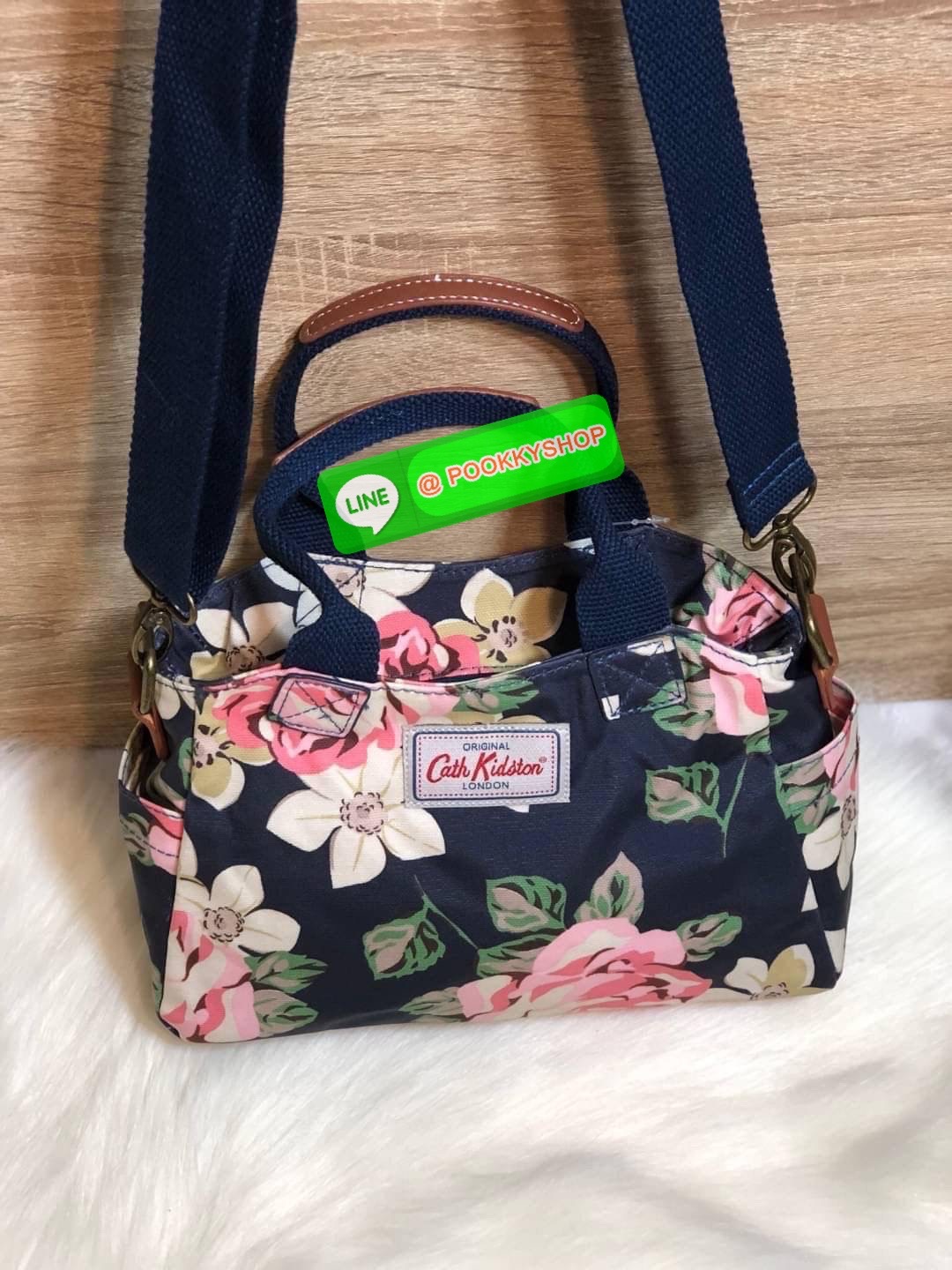 Cath Kidston Mini day Bag กระเป๋าถือหรือสะพายสุดชิค เหมาะสำหรับใช้สะพายในวันทำงานหรือวันสบายๆ เก็บของใช้ระหว่างวันได้เยอะค่ะ เปิด-ปิดด้วยซิป ด้านในมี 1ช่องใหญ่ ช่องซิป 1ช่องและช่องเล็กให้แยกเก็บมือถือของจุกจิก สวยคุ้มมากๆ มีหูจับ มาพร้อมสายสะพายยาวปรับระด