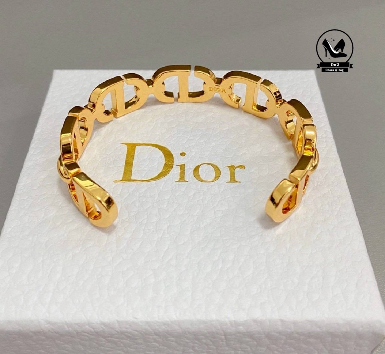 กำไลข้อมือ Dior เป็นเครื่องประดับที่สะท้อนถึงความหรูหราของแบรนด์ วัสดุคุณภาพดีและการออกแบบที่เรียบง่ายแต่มีสไตล์ เสริมลุคการแต่งตัวสำหรับผู้รักแฟชั่น
