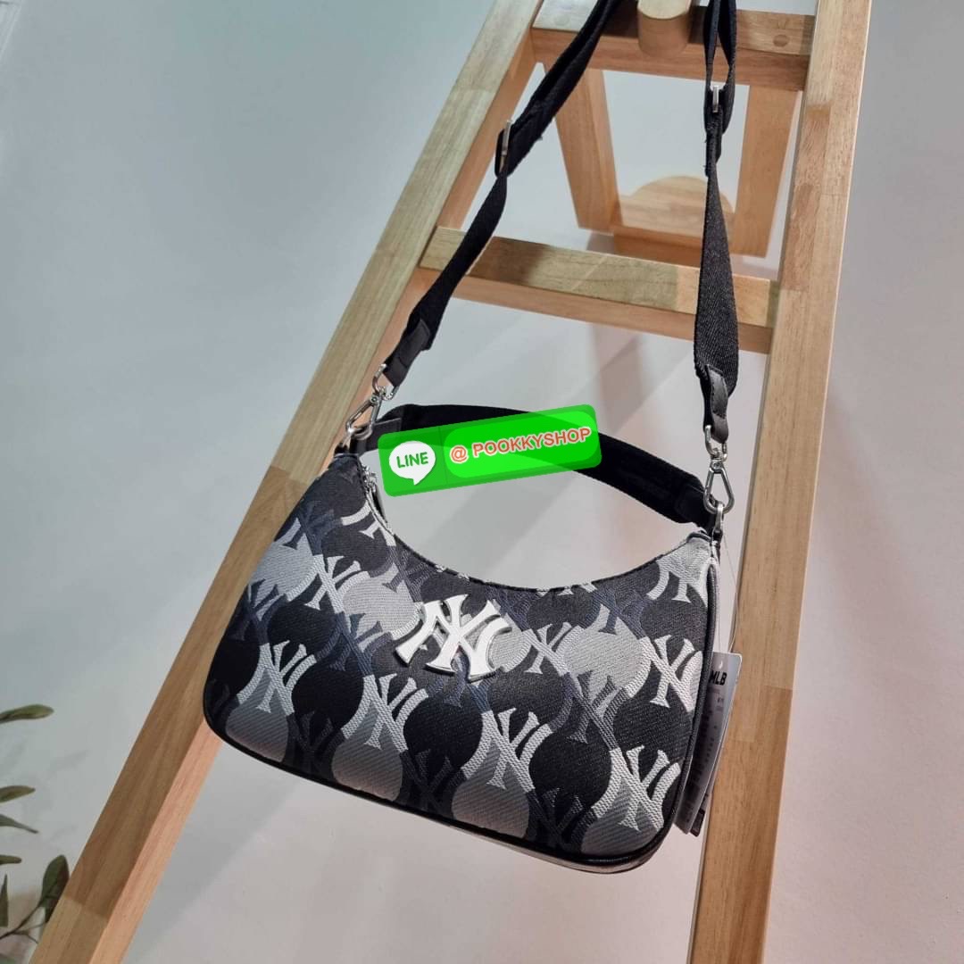 MLB MONOGRAM HOBO BAG สวยไม่ซ้ำ ใหม่ก่อนใคร กับแบรนด์จากเกาหลีเกาใจ น้องใหม่มาแรง!! กับกระเป๋าทรงพอช ที่ใช้งานได้ง่ายมากๆ ขนาดกำลังดี ดีไซน์ลวดลายโมโนแกรมเอกลักษณ์ ลงบนผ้า jacquard ได้อย่างลงตัวและสวยงาม มาพร้อมสายคล้องในตัว และสายครอสแบบสปอร์ต ทนทาน จึงส
