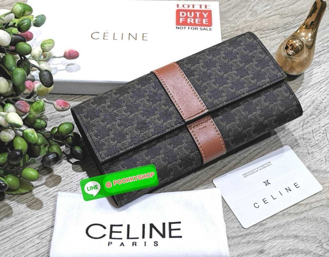 ✴️มาแล้วนะคะ! Don't Miss!✴️CELINE LONG WALLET BAG VIP GIFT WITH PURCHASE-GWP กระเป๋าพรีเมี่ยมกิ๊ฟ Limited จาก CELINE HAUTE PARFUME DUTYFREE COUNTER วัสดุ Triomphe Canvas หนังสวยอยู่ทรงปั้มโลโก้ด้านหน้าเปิดปิดฝาปิดกระดุม ภายในมีช่องใส่บั