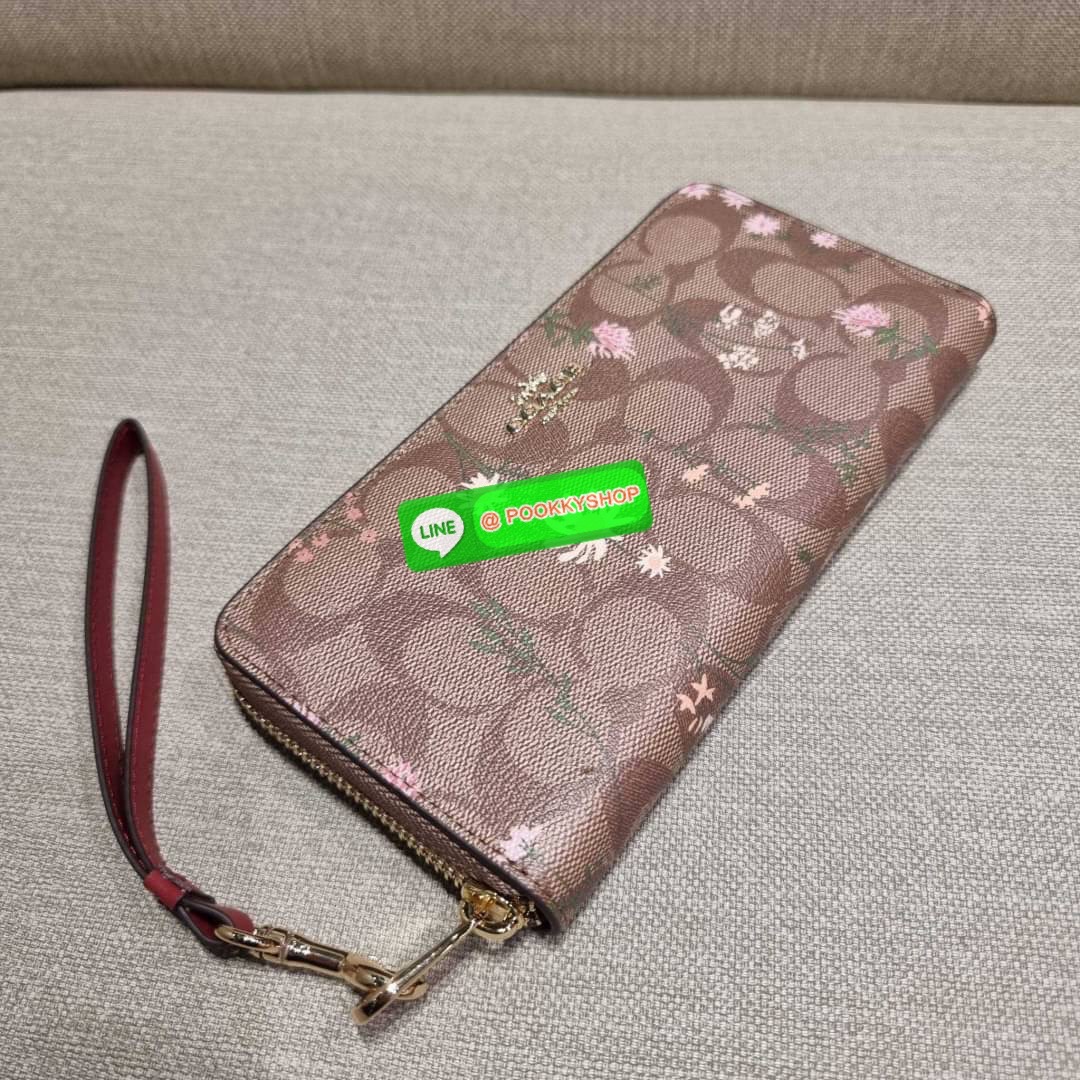 COACH C8736 LONG ZIP AROUND WALLET IN SIGNATURE CANVAS WITH WILDFLOWER PRINT น้องน่ารัก คอลใหม่ล่าสุด กระเป๋าสตางค์ใบยาวกึ่งคล้องมือ รุ่นขายดี มาในดีไซน์สุดคิ้วท์ น่าใช้!! วัสดุหนังแคนวาสเคลือบลาย มาพร้อมสายคล้องมือ ถอดออกได้ ภายในใส่บัตรได้เยอะ มีช่องซิป