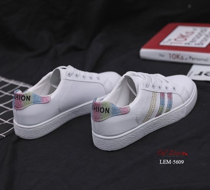 สินค้าพร้อมส่ง รองเท้าผ้าใบนำเข้า วัสดุผ้าหนัง PU ดีไซน์ด้านข้างตาดแถบเส้นกริตเตอร์ เล่นแสงเล็กน้อย แมทง่ายกับทุกชุดค่ะ