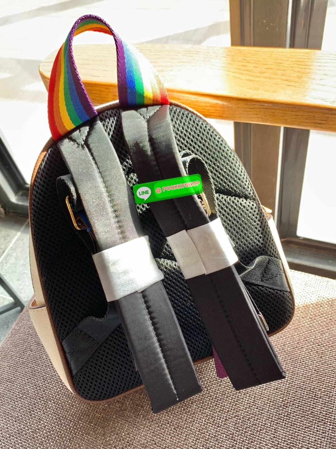 COACH MINI COURT BACKPACK WITH RAINBOW COACH ((CA624)) 🌈ต่อกันเลย สวยกันก่อน วางน้องไม่ลงเลยจริงๆค่าา😍 พร้อมส่ง! ยังไม่เข้าไทย กับกระเป๋าสะพายหลังแบบมีหูหิ้วในตัว บอกก่อนเลยว่าหนังของน้องทั้งนิ่ม ทั้งสวย อย่างดีเลยค่ะ