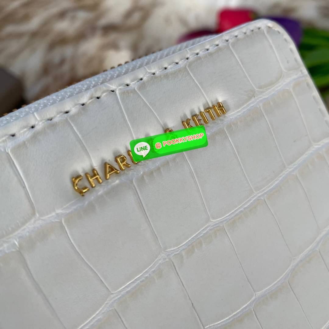 CHARLES & KEITH COMPACT WALLET กระเป๋าตังใบสั้นฟังก์ชันครบ!! ด้านหน้ามีโลโก้แบรนด์ มีช่องซิปใส่เหรียญ เปิดปิดแบบกระดุม ด้านในมีช่องใส่การ์ด 16 ช่อง มีช่องใส่ธนบัตรตามยาว ไม่ต้องพับแบงค์ค่า คุ้มมากๆเลยใบนี้