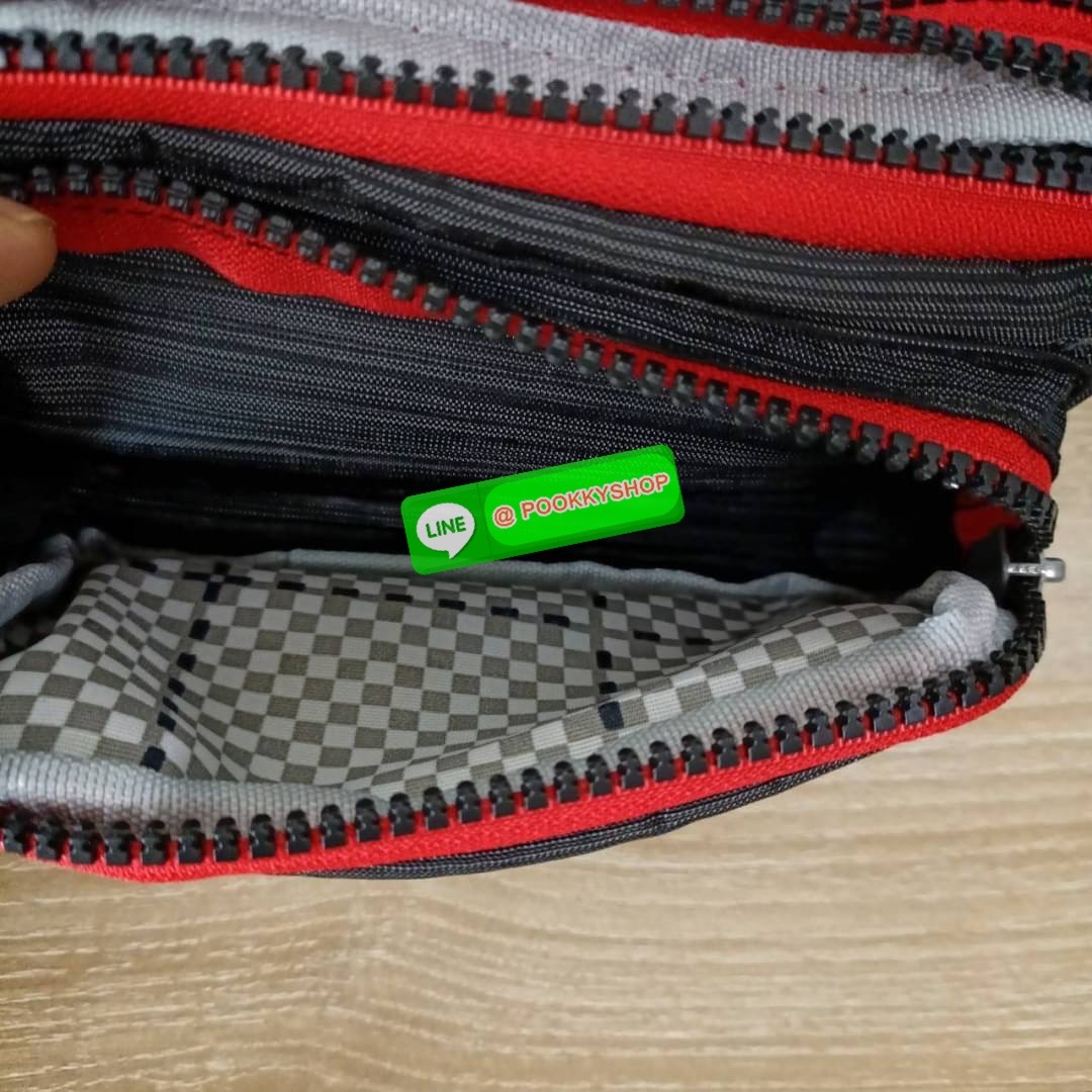 KIPLING Monkey program Seoul up clutch & sling bag รุ่น 2 ซิป (ขนาด 7 นิ้ว) กระเป๋าคล้องมือ หรือ สะพายข้าง ขนาดเล็ก วัสดุ Nylon & Polyester 100% ใช้งานได้ 2 รูปแบบ มีสายสลับเปลี่ยนได้ทั้งแบบคล้องมือ และ สะพายข้าง ตามโอกาสการใช้งาน