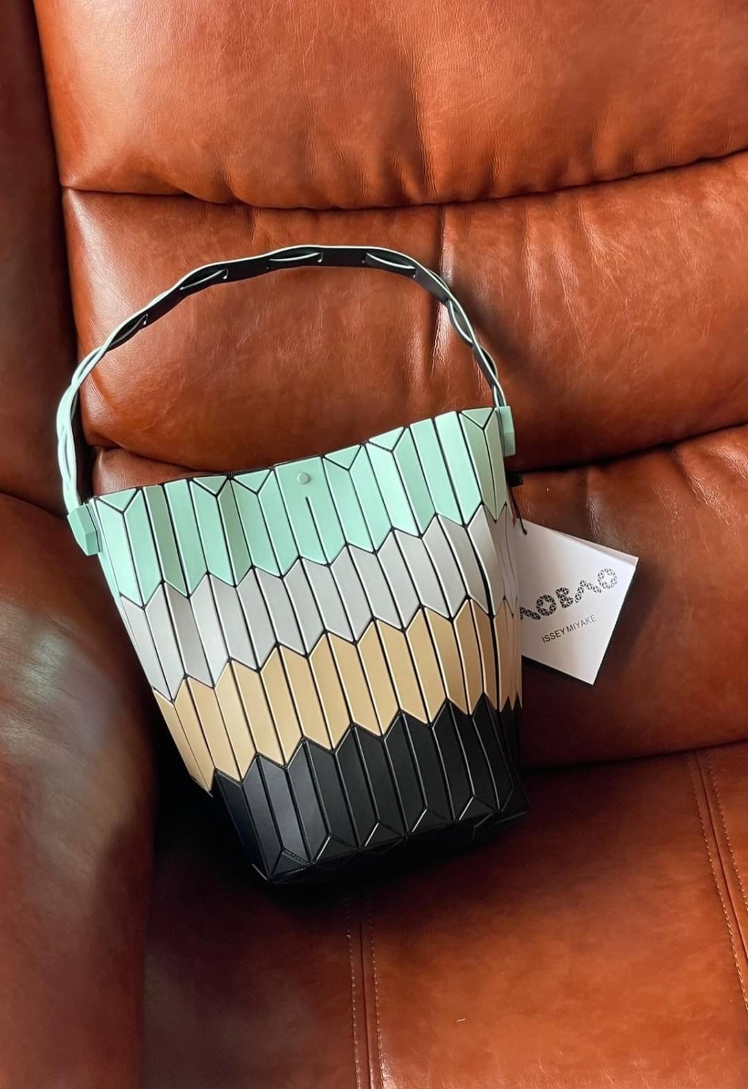 💕Baobao Issey Miyake Large Bucket กระเป๋าบัคเก็ตขนาดใหญ่สามารถใช้ใส่ร่มพับได้หรือขวดน้ำขนาดเล็กได้ ซีรีย์ใหม่นี้มีจุดเด่นที่แผ่นรูปทรงสี่เหลี่ยมด้านขนานในแนวตั้ง เกิดเป็นรูปทรงสามมิติซึ่งแตกต่างไปจากรูปทรงที่เกิดขึ้นจากแผ่นสามเหลี่ยม หูหิ้วสามารถข