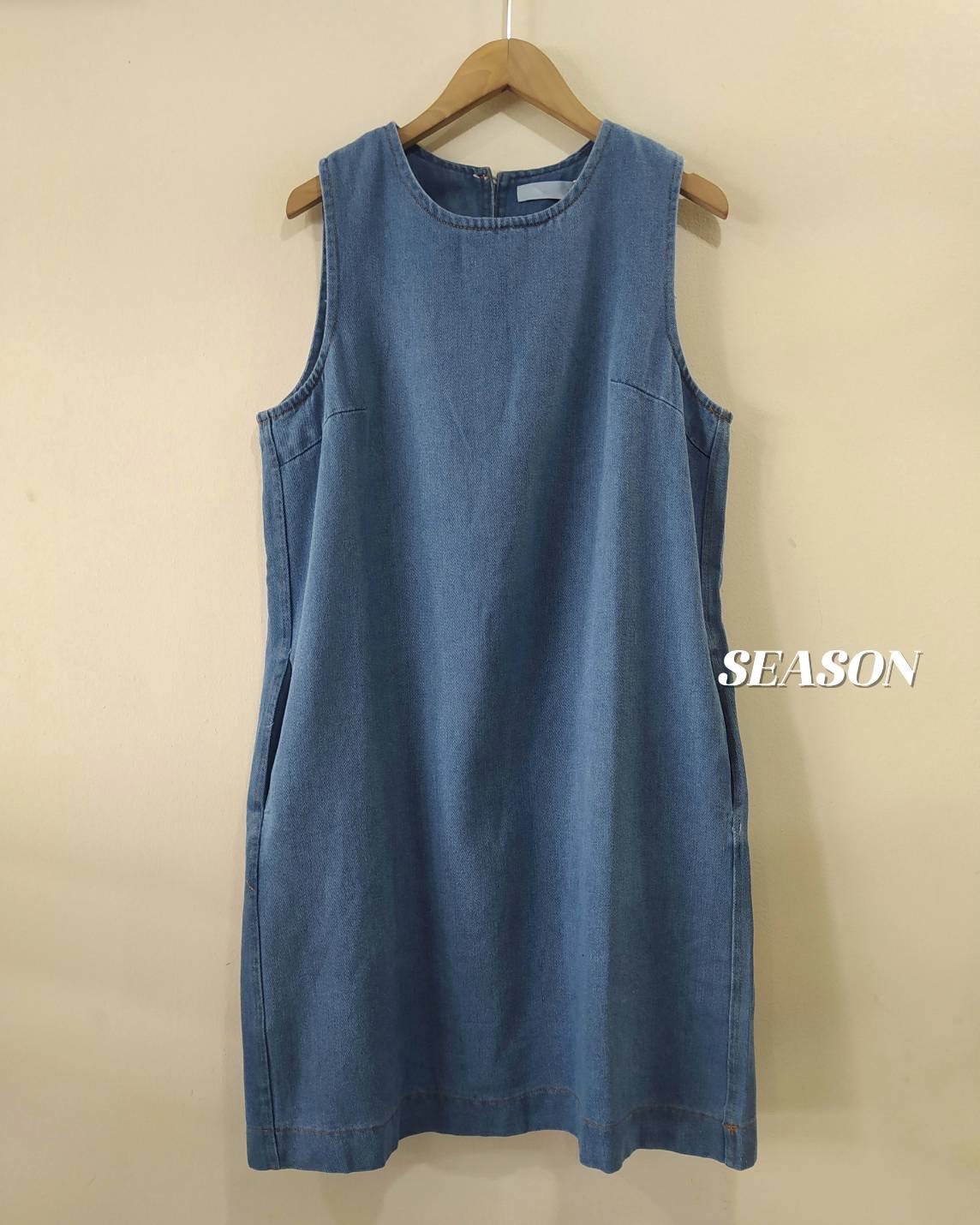 เดรสแฟชั่น เดรสสั้น ผ้ายีนส์แขนกุด ผ้าฟอกสีสวย กระเป๋า 2 ข้าง รุ่นนี้งานดีมาก