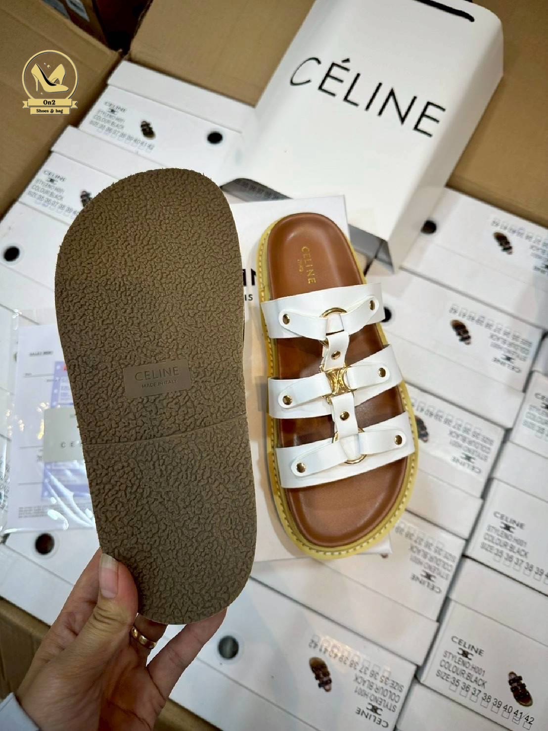 รองเท้าแตะเสริมส้ Celine ดีไซน์ที่ดูหรูหราและทันสมัย เน้นความเรียบง่ายและฟังก์ชันการใช้งานที่ดีเยี่ยม มีส้นเล็กน้อยออกแบบให้ดูทันสมัยและสามารถสวมใส่ได้ทั้งในโอกาสทางการและไม่เป็นทางการสายรัดข้อที่สามารถปรับให้กระชับพอดีกับขา ช่วยเพิ่มความมั่นคงและไม่ลื่นไ