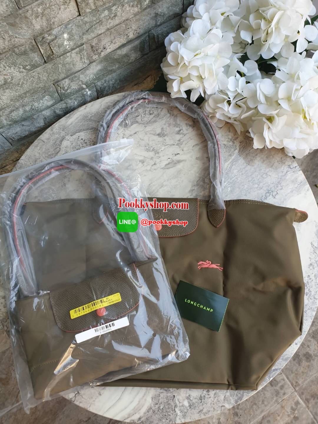 Longchamp Le Pliage Club Tote Bag Size L หูยาว วัสดุเนื้อผ้า Nylon Canvas เคลือบกันนำ้ ตัดด้วยหนังแท้ที่มีน้ำหนักเบา ดีไซน์เรียบง่ายแต่เต็มไปด้วยความคลาสสิก จนเป็นที่ชื่นชอบไปทั่วโลก Longchamp ปรับโฉม LE PLIAGE ด้วยการปักลายรูปม้า-ตราสัญลักษณ์ของแบรนด์บนผ