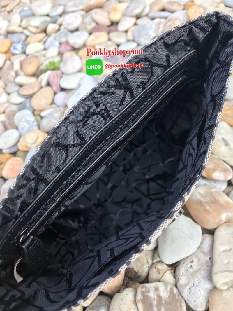 Calvin Klein Crossbody Bag กระเป๋าถือทรงโดมหรือจะสะพายข้างเป็นทรงCrossbodyก็ได้ วัสดุ Polyester+Canvas มีsignature ทั้งด้านในและด้านนอก ขอบบุหนังเพื่อการใช้งานที่ดี เปิดปิดด้วยกระดุมแม่เหล็ก ภายในกว้าง ใส่มินิไอแพคกระเป๋าสตางค์ทรงยาวได้ มีช่องซิปและช่องเล